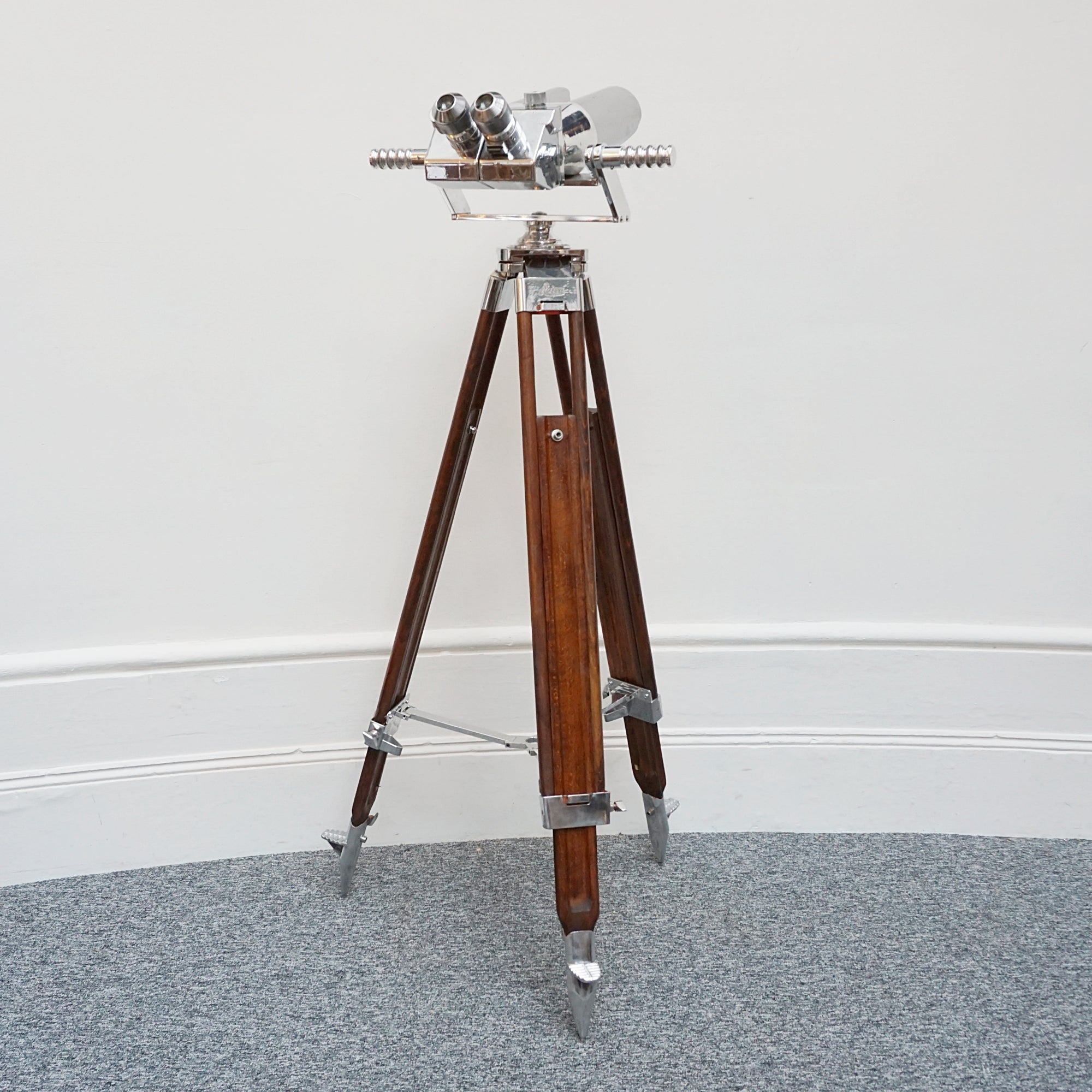 10X80 chrome marine binoculars by Leica. Set over a later extending wood and chromed metal stand with angular chromed feet. Mid Century Naval Equipment. War ship accessory . WW2 Binoculars - Jeroen Markies Art Deco 