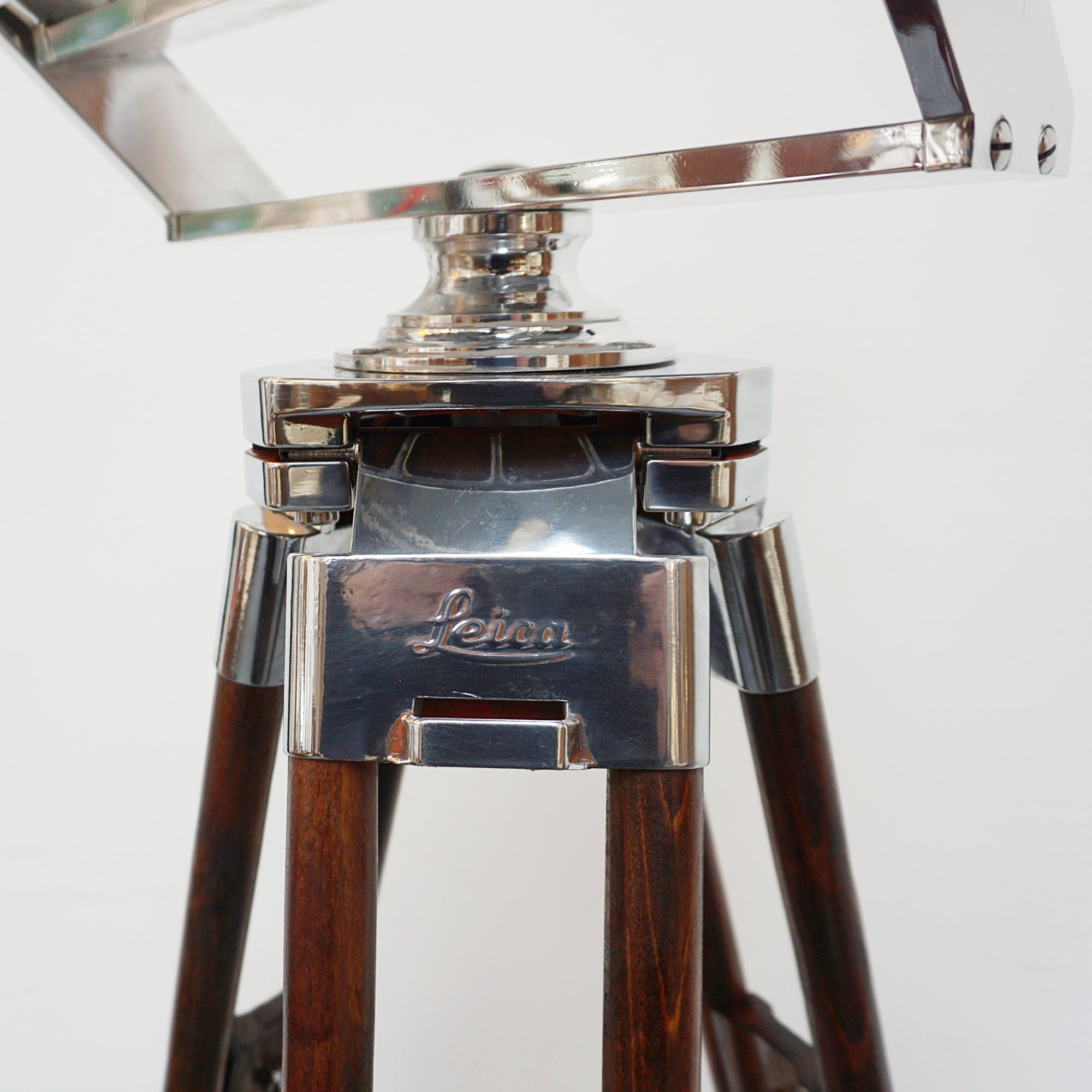 10X80 chrome marine binoculars by Leica. Set over a later extending wood and chromed metal stand with angular chromed feet. Mid Century Naval Equipment. War ship accessory . WW2 Binoculars - Jeroen Markies Art Deco 