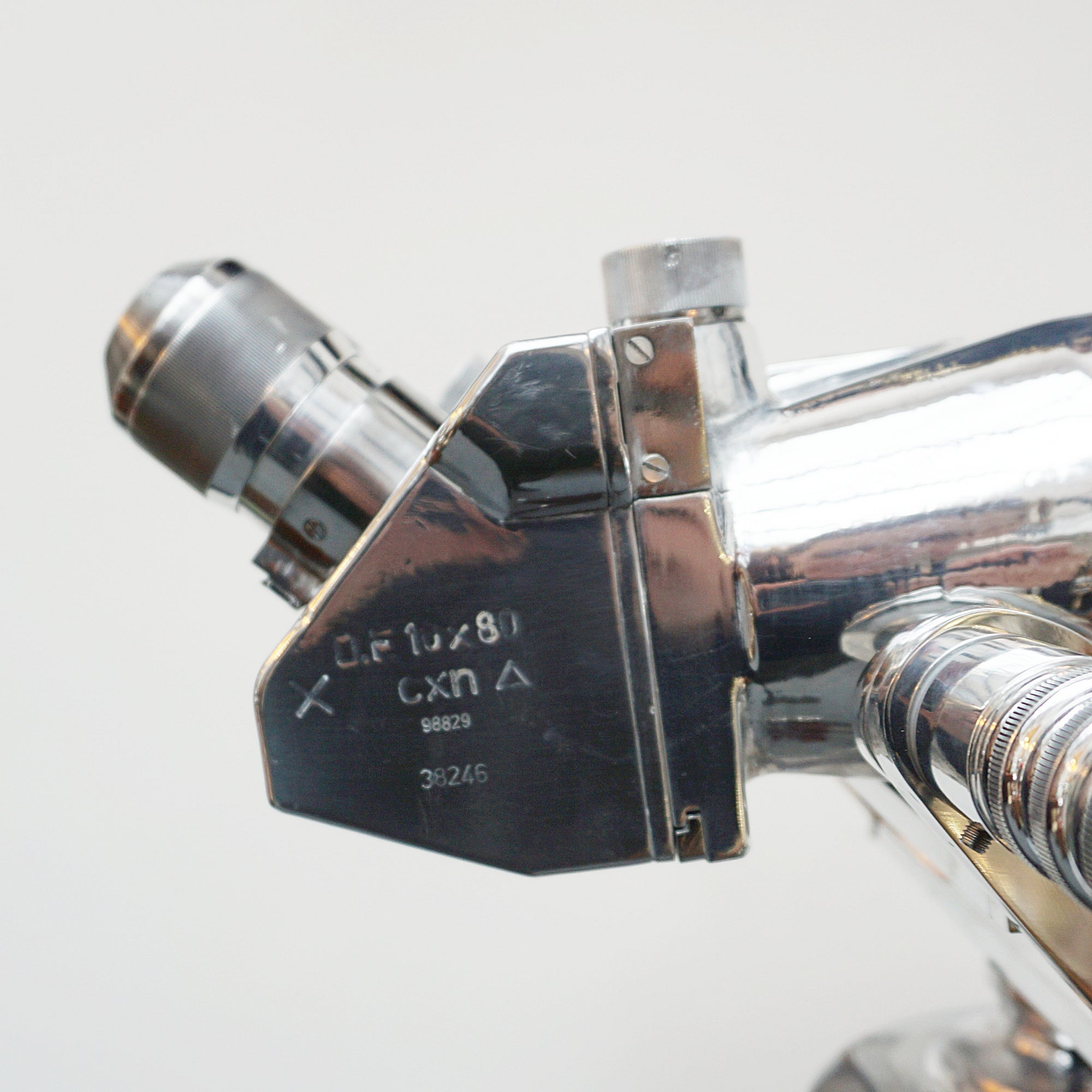 10X80 chrome marine binoculars by Leica. Set over a later extending wood and chromed metal stand with angular chromed feet. Mid Century Naval Equipment. War ship accessory . WW2 Binoculars - Jeroen Markies Art Deco 