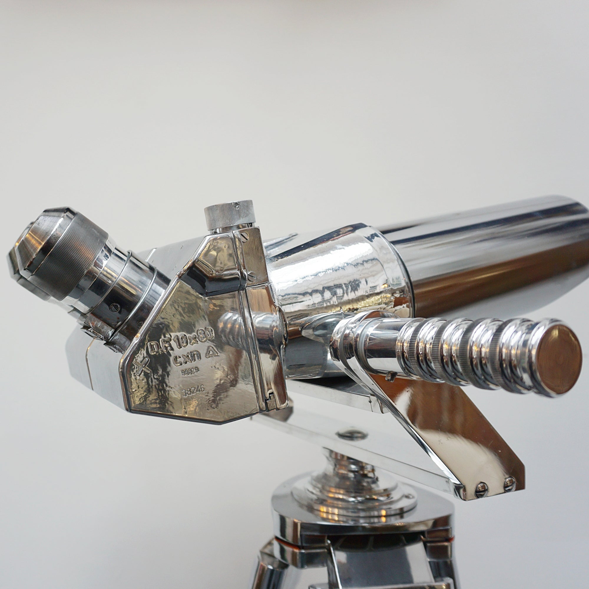 10X80 chrome marine binoculars by Leica. Set over a later extending wood and chromed metal stand with angular chromed feet. Mid Century Naval Equipment. War ship accessory . WW2 Binoculars - Jeroen Markies Art Deco 