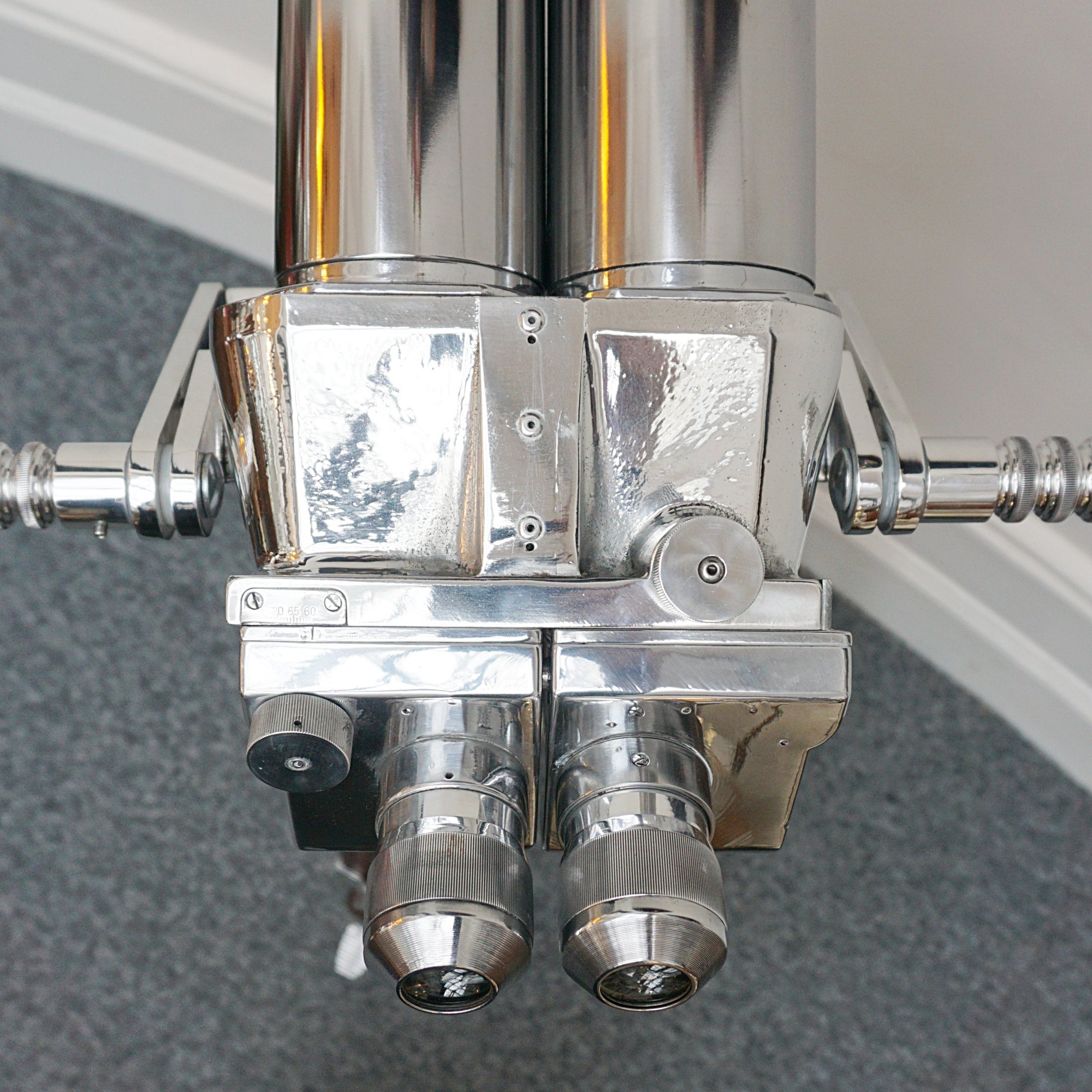 10X80 chrome marine binoculars by Leica. Set over a later extending wood and chromed metal stand with angular chromed feet. Mid Century Naval Equipment. War ship accessory . WW2 Binoculars - Jeroen Markies Art Deco 