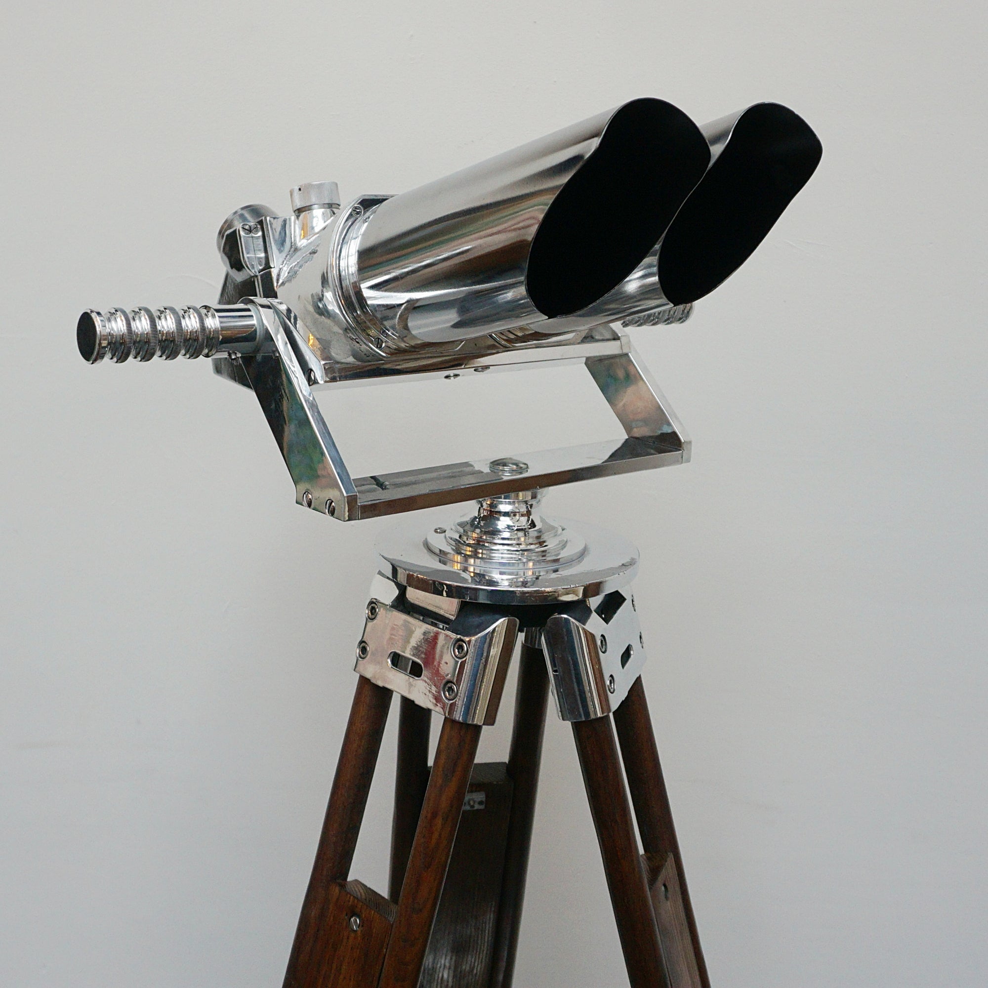 10X80 chrome marine binoculars by Leica. Set over a later extending wood and chromed metal stand with angular chromed feet. Mid Century Naval Equipment. War ship accessory . WW2 Binoculars - Jeroen Markies Art Deco 
