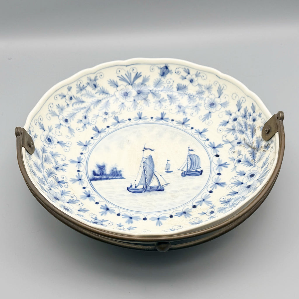 Late 19th-Century Meissen Underglaze Blue Kauffahrtei Seascape Charger with Strawflower Border