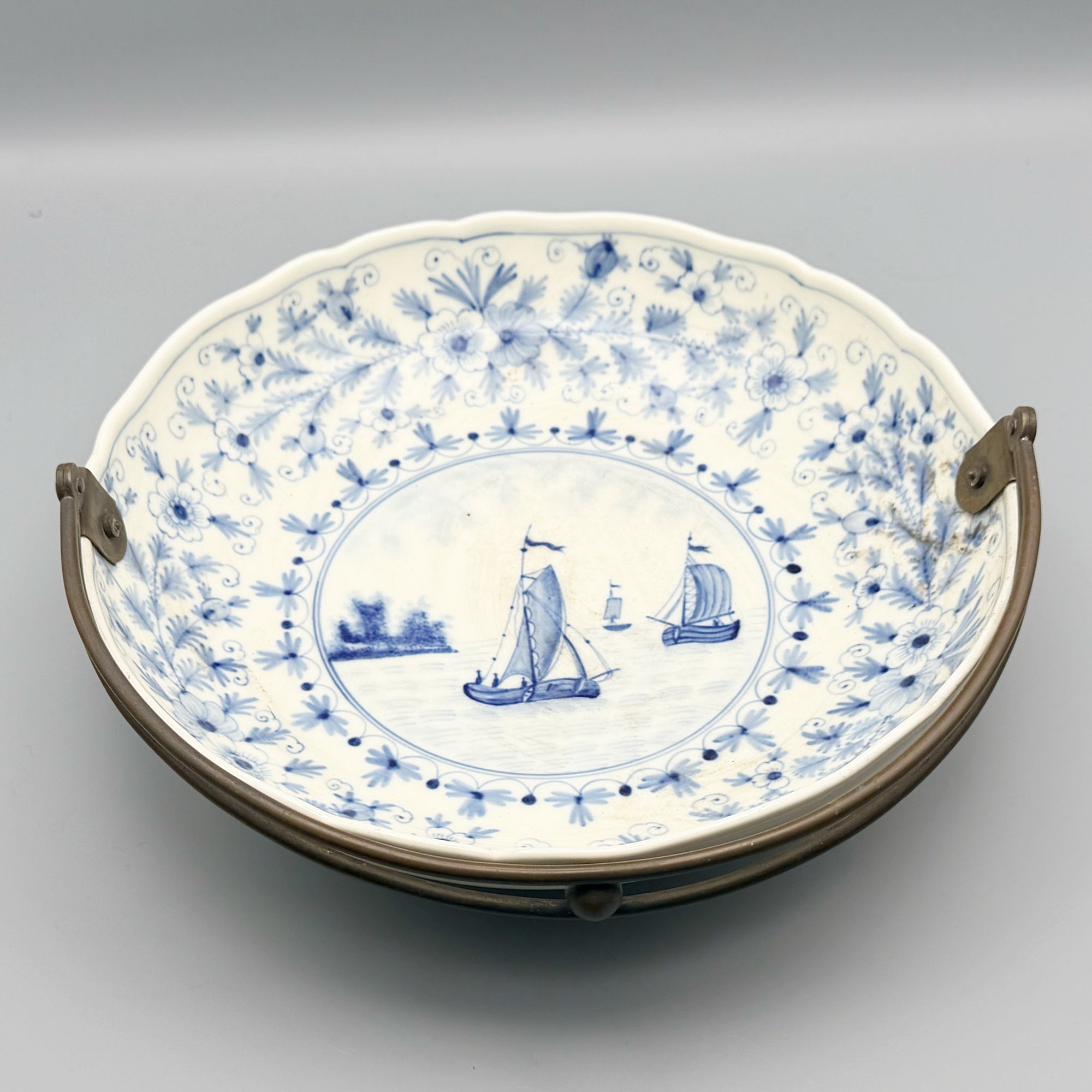 Late 19th-Century Meissen Underglaze Blue Kauffahrtei Seascape Charger with Strawflower Border