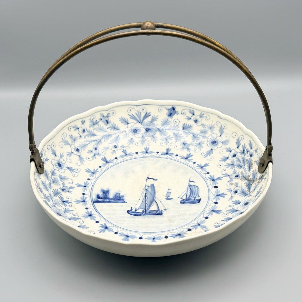 Late 19th-Century Meissen Underglaze Blue Kauffahrtei Seascape Charger with Strawflower Border