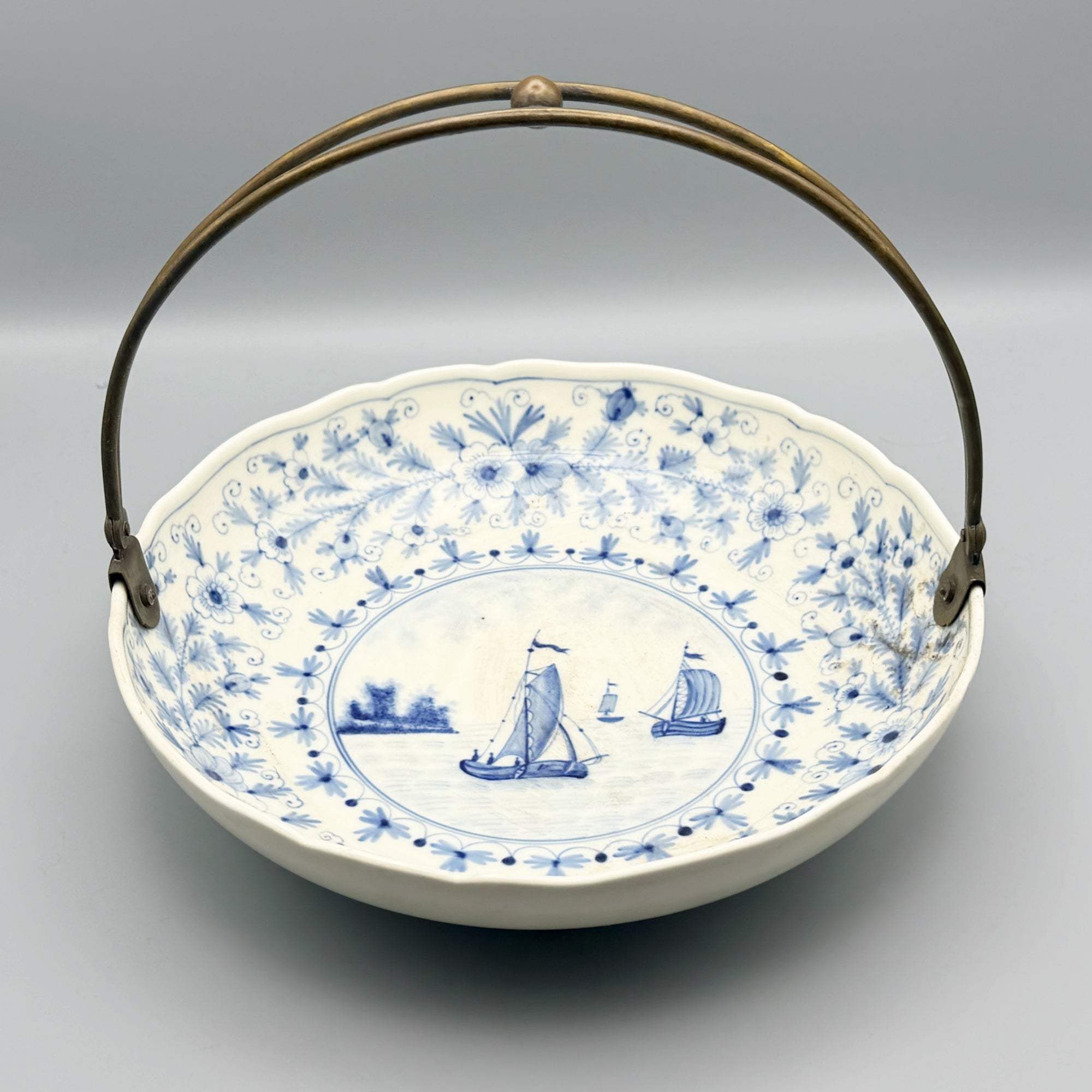 Late 19th-Century Meissen Underglaze Blue Kauffahrtei Seascape Charger with Strawflower Border