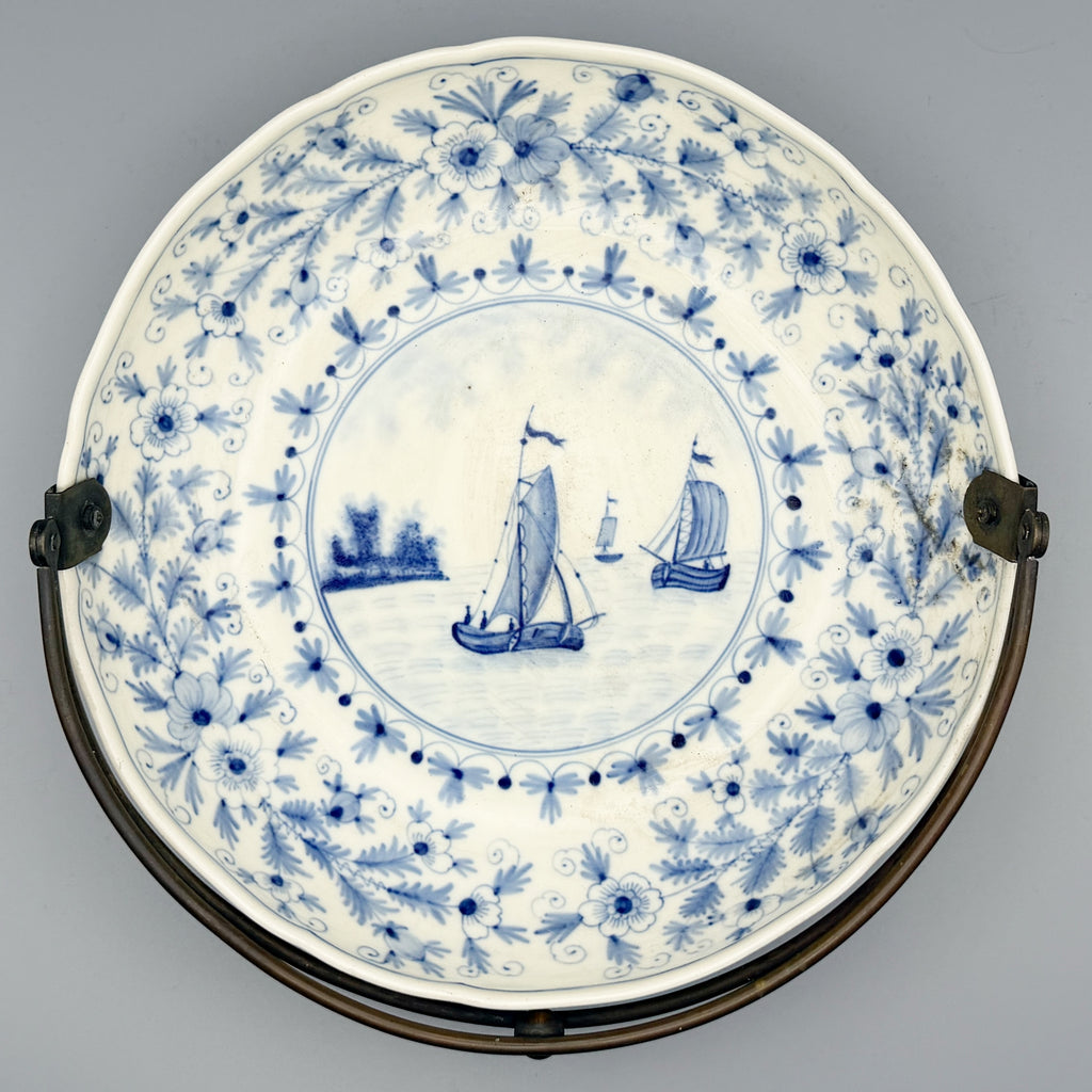 Late 19th-Century Meissen Underglaze Blue Kauffahrtei Seascape Charger with Strawflower Border