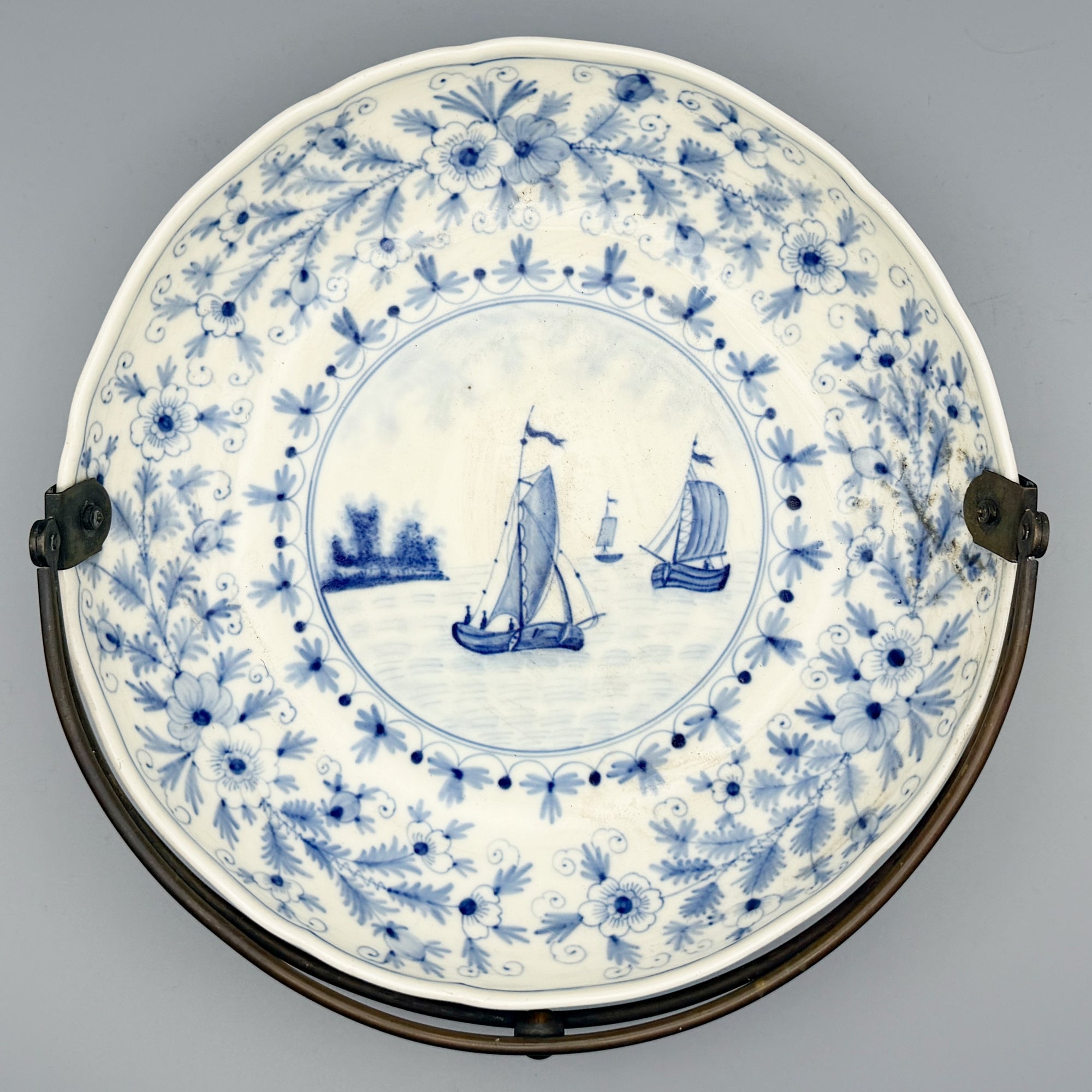 Late 19th-Century Meissen Underglaze Blue Kauffahrtei Seascape Charger with Strawflower Border