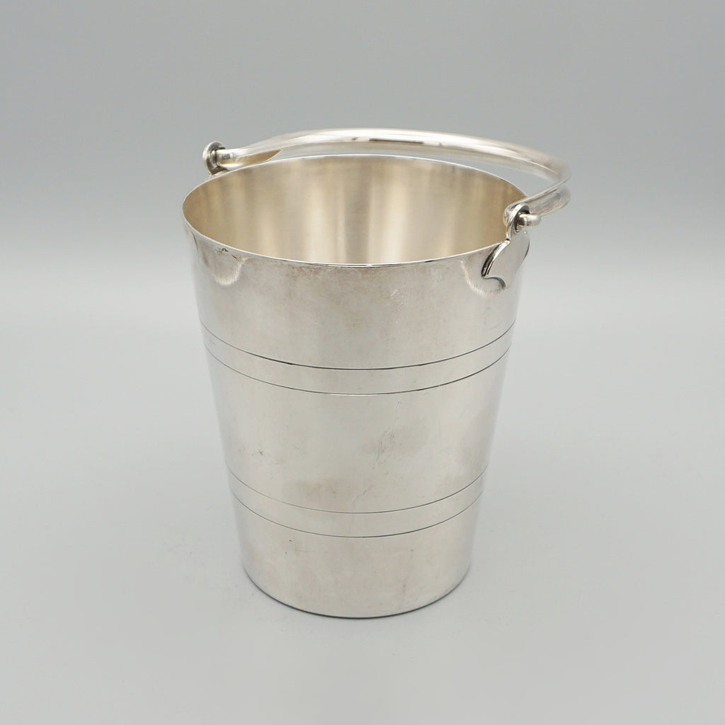 An Art Deco silver plated ice bucket by Suckling &amp; Co with original strainer. In excellent condition
