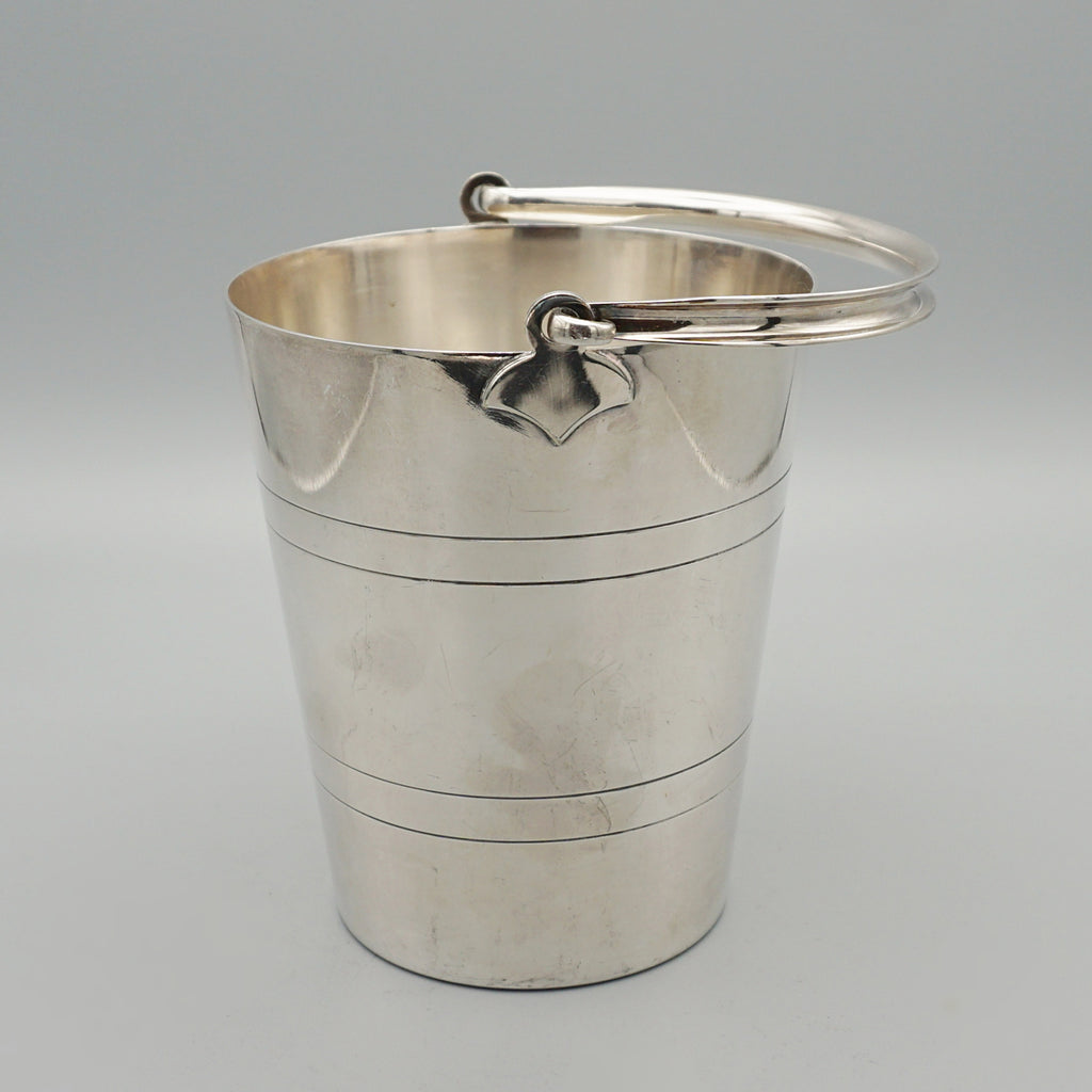 An Art Deco silver plated ice bucket by Suckling &amp; Co with original strainer. In excellent condition