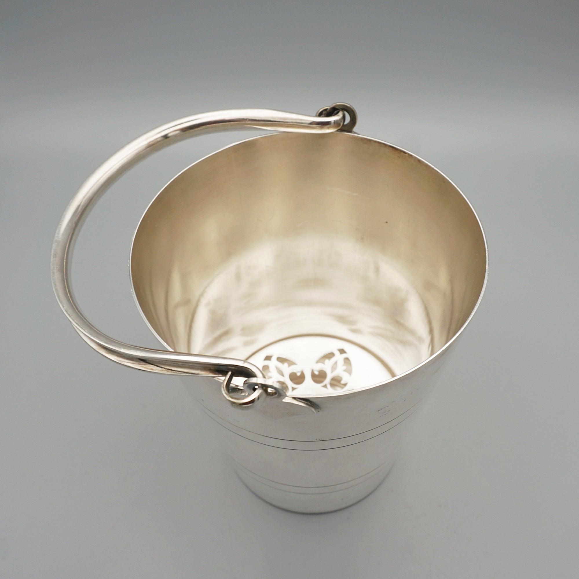 An Art Deco silver plated ice bucket by Suckling &amp; Co with original strainer. In excellent condition