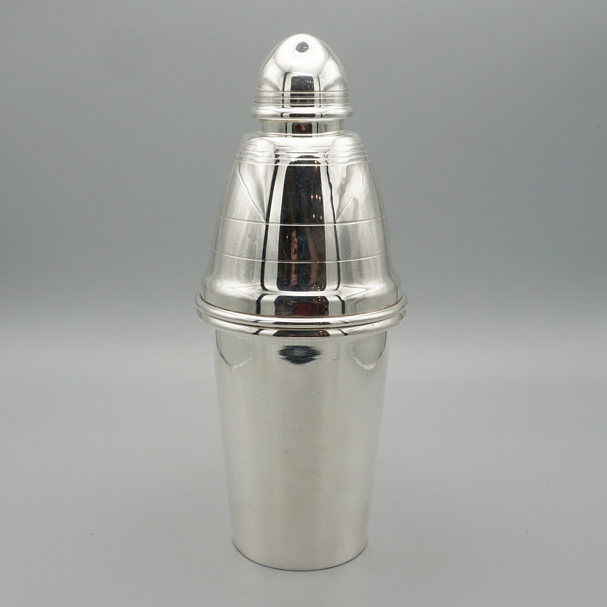 An Art Deco Cocktail Shacker. 1930s barware, silver plate, bullet shaped cocktail shaker - Jeroen Markies Art Deco