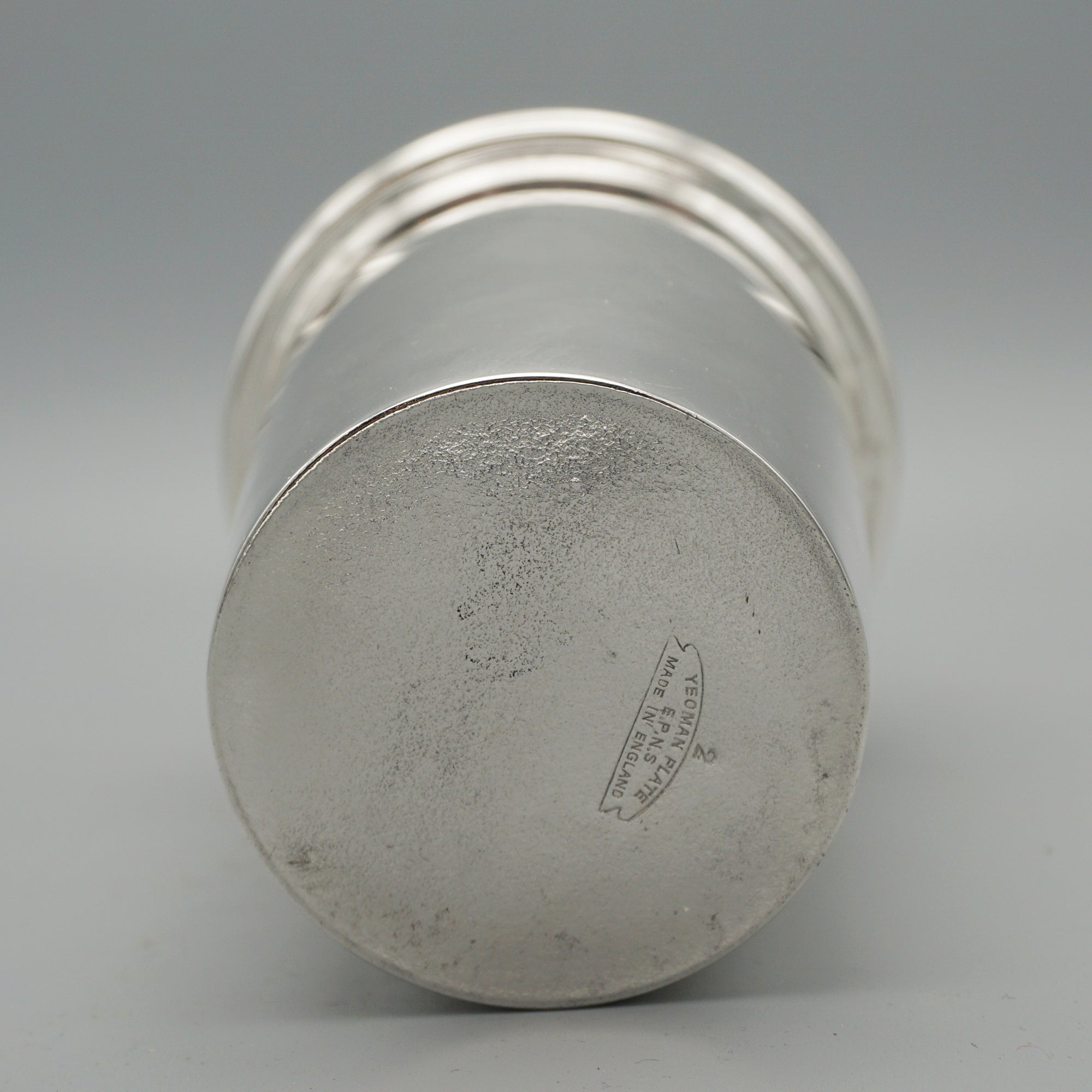 An Art Deco Cocktail Shacker. 1930s barware, silver plate, bullet shaped cocktail shaker - Jeroen Markies Art Deco