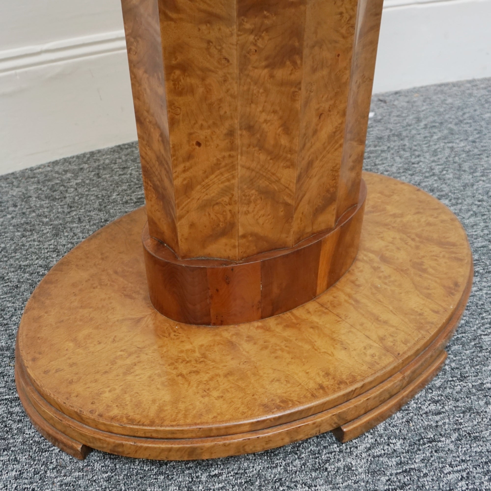 Art Deco centre table in burr walnut and elm by Harry & Lou Epstein - Jeroen Markies Art Deco