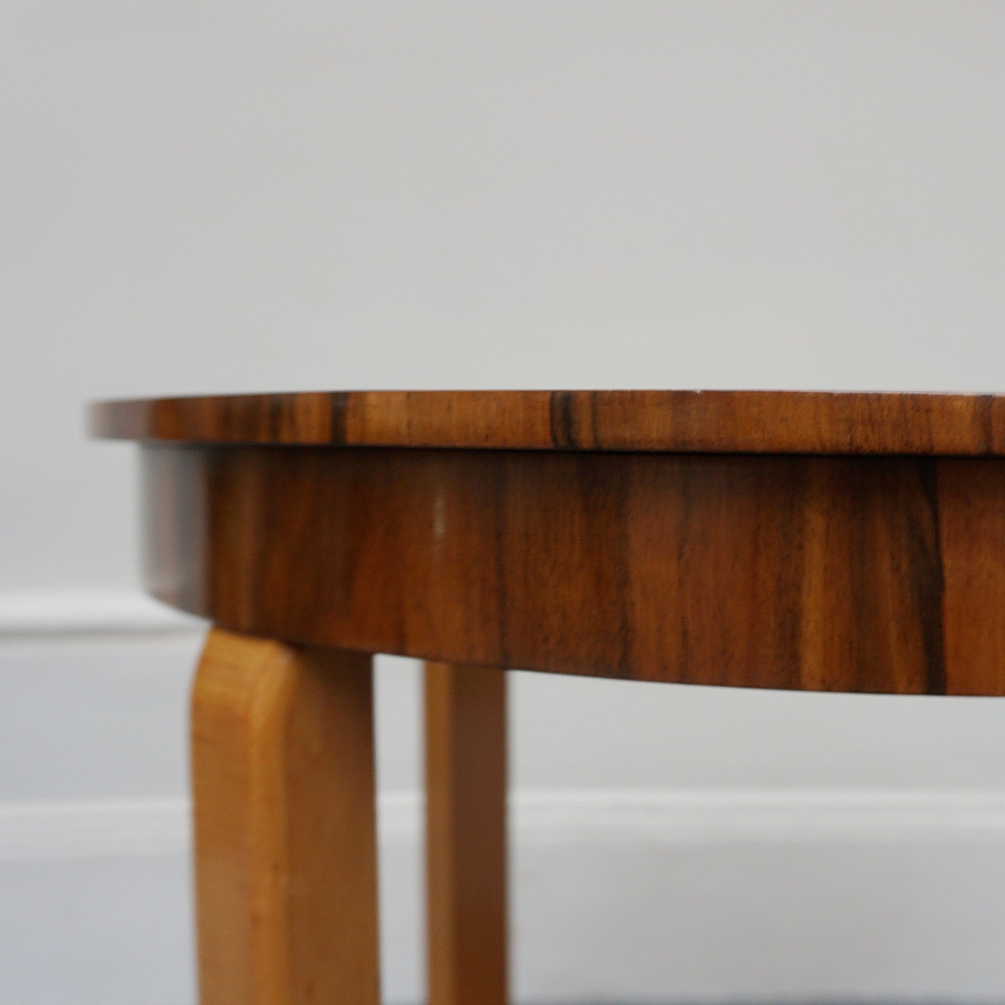 An Art Deco side table. Burr and figured walnut. Solid walnut legs. 1930s antique side table - Jeroen Markies Art Deco