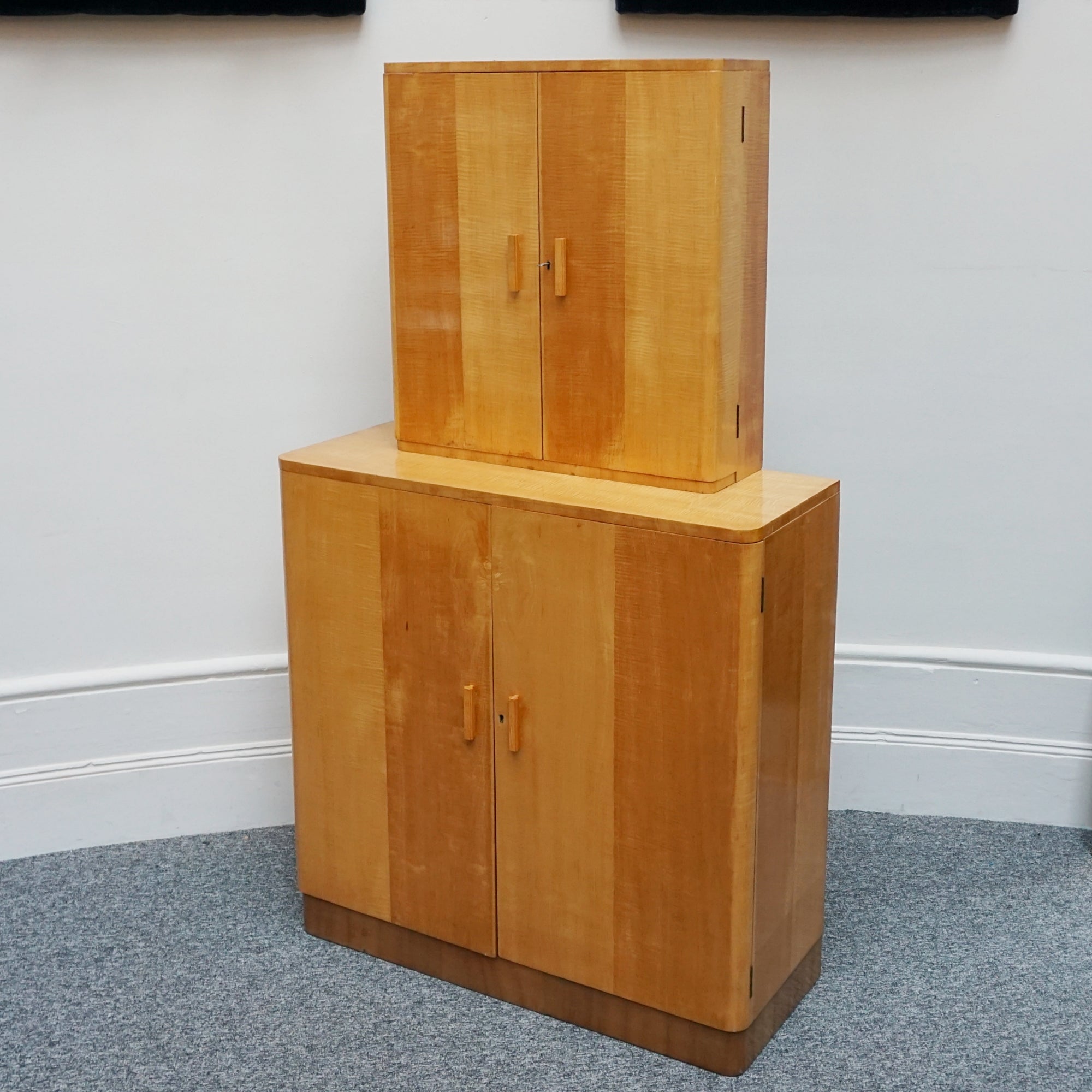 An Art Deco cocktail cabinet by Heal's of London. 1930s cocktail bar. Vintage cocktail cabinet. 1930s, satinwood. - Jeroen Markies Art Deco