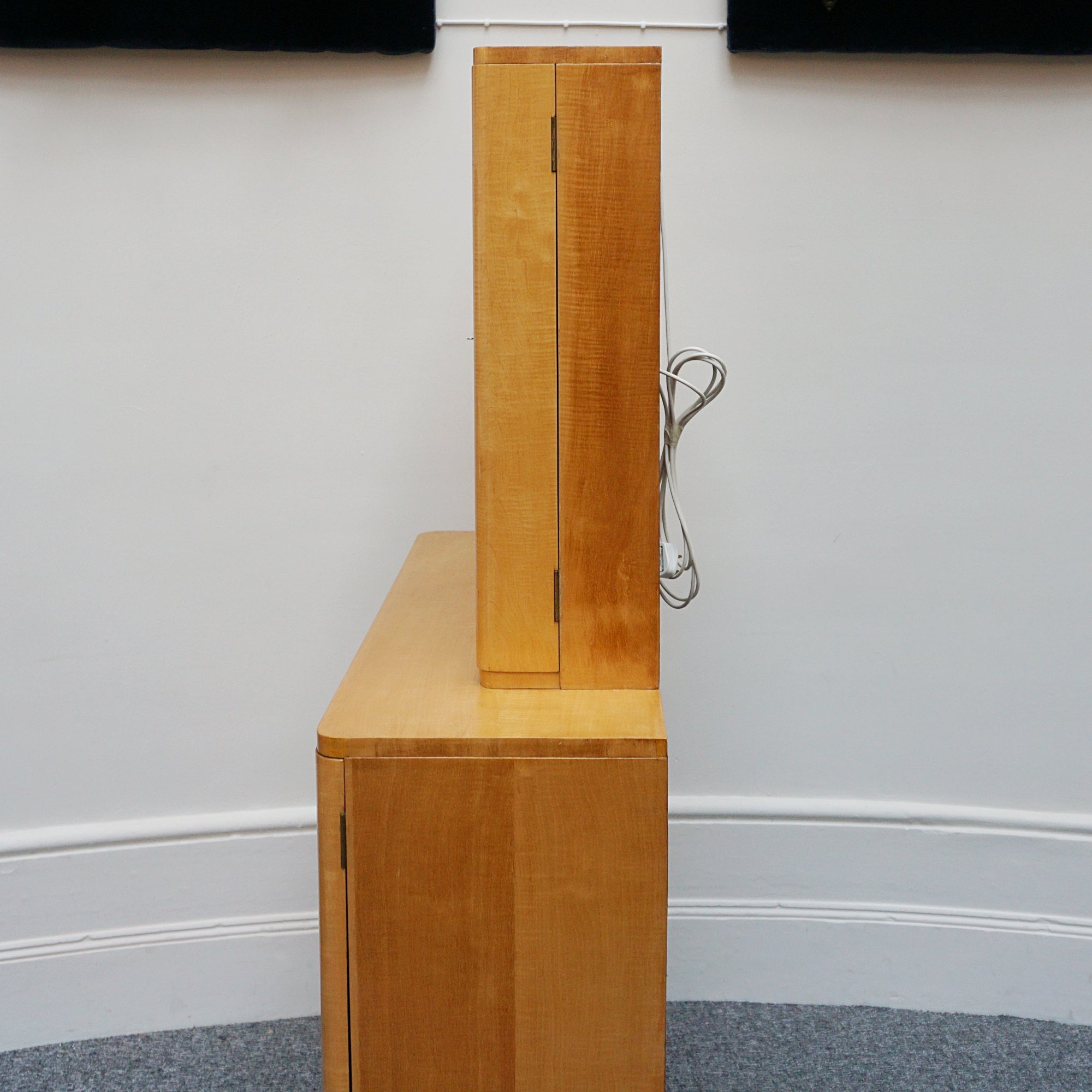 An Art Deco cocktail cabinet by Heal's of London. 1930s cocktail bar. Vintage cocktail cabinet. 1930s, satinwood. - Jeroen Markies Art Deco