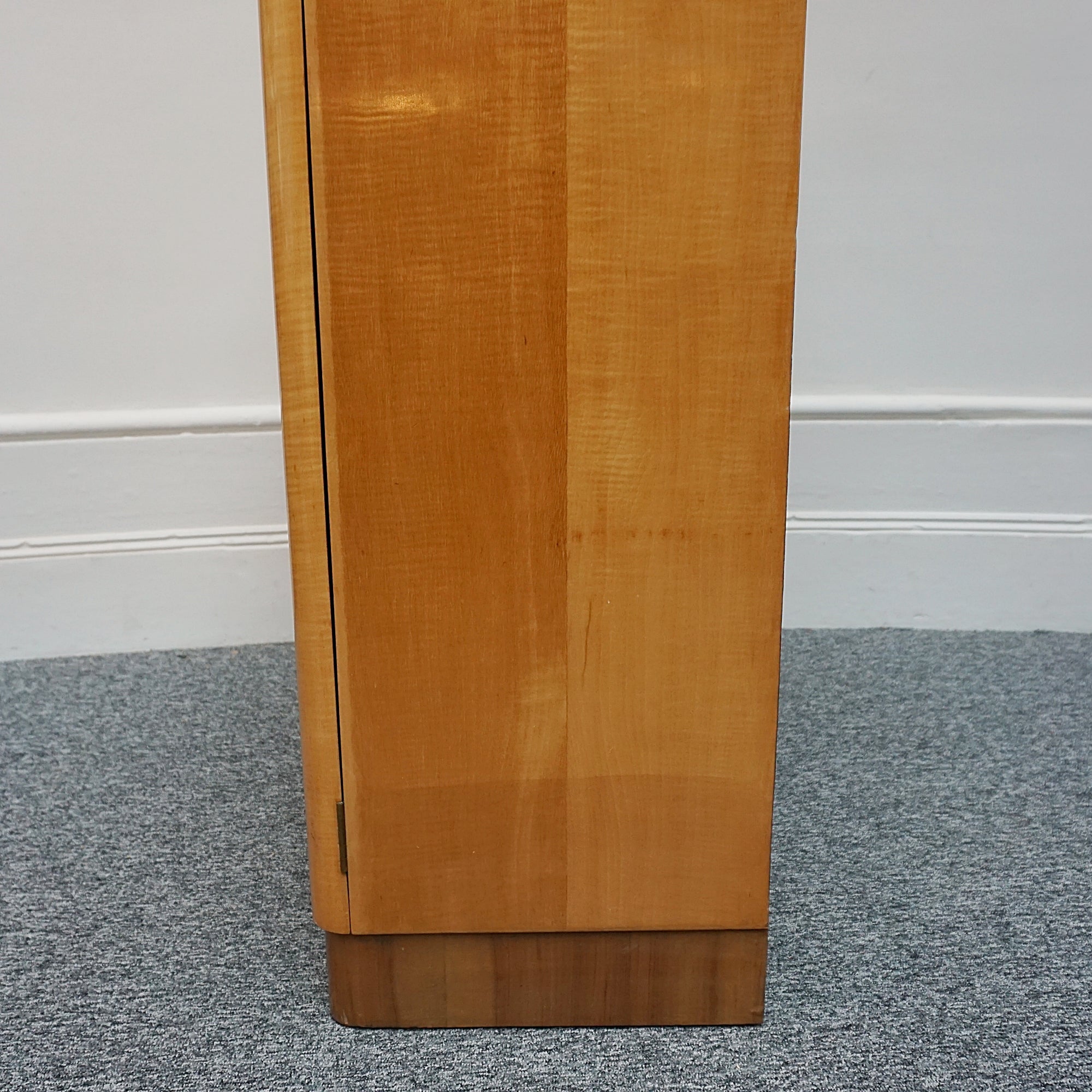 An Art Deco cocktail cabinet by Heal's of London. 1930s cocktail bar. Vintage cocktail cabinet. 1930s, satinwood. - Jeroen Markies Art Deco