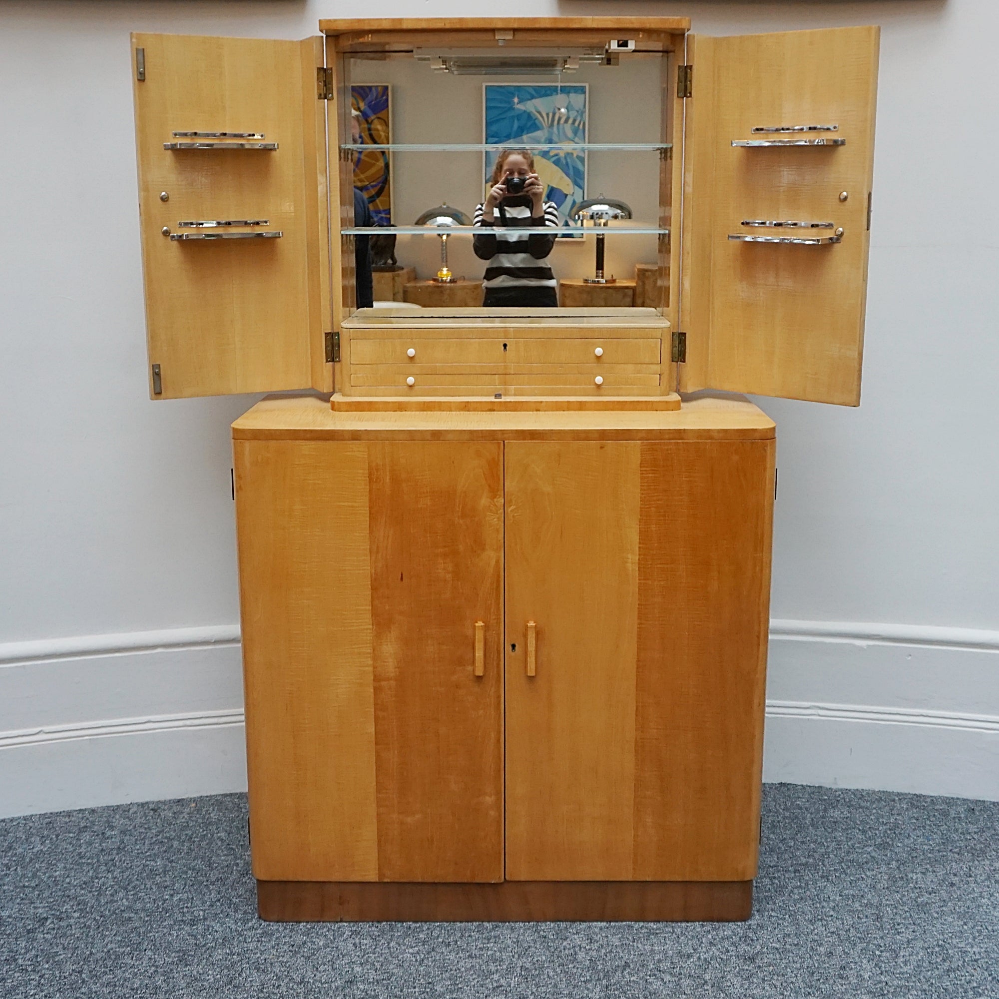 An Art Deco cocktail cabinet by Heal's of London. 1930s cocktail bar. Vintage cocktail cabinet. 1930s, satinwood. - Jeroen Markies Art Deco
