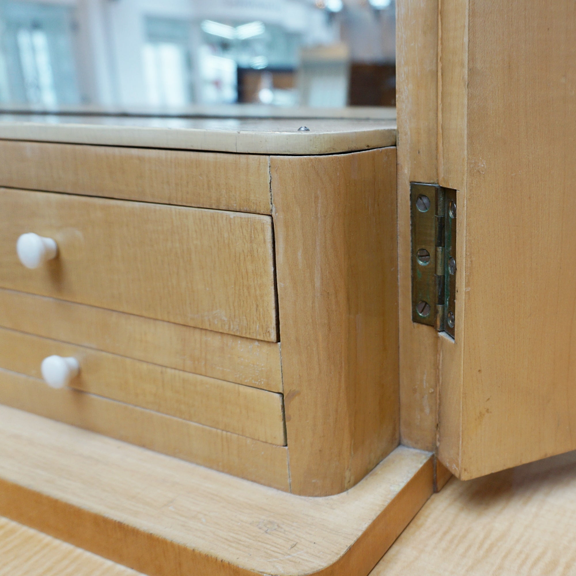 An Art Deco cocktail cabinet by Heal's of London. 1930s cocktail bar. Vintage cocktail cabinet. 1930s, satinwood. - Jeroen Markies Art Deco