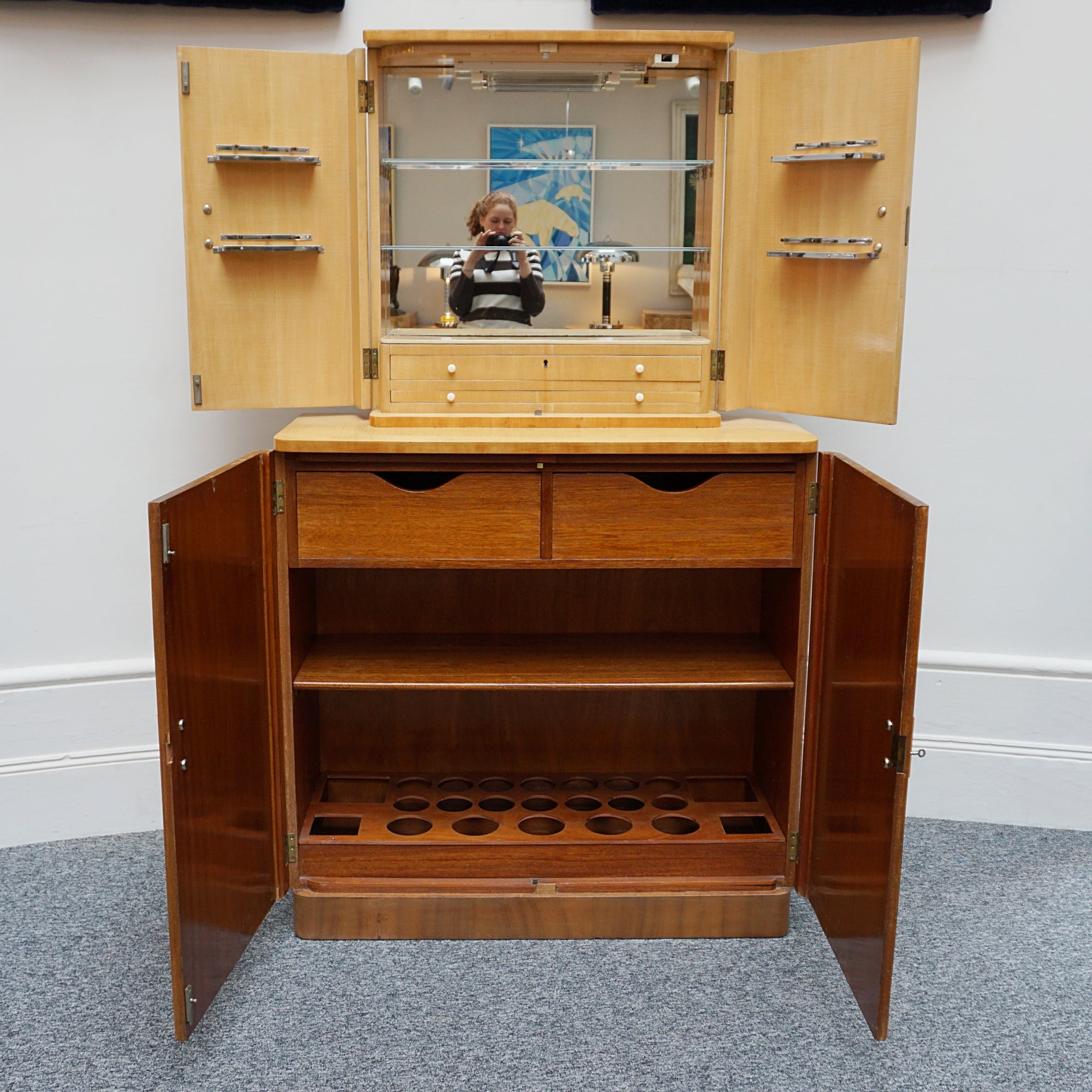 An Art Deco cocktail cabinet by Heal's of London. 1930s cocktail bar. Vintage cocktail cabinet. 1930s, satinwood. - Jeroen Markies Art Deco