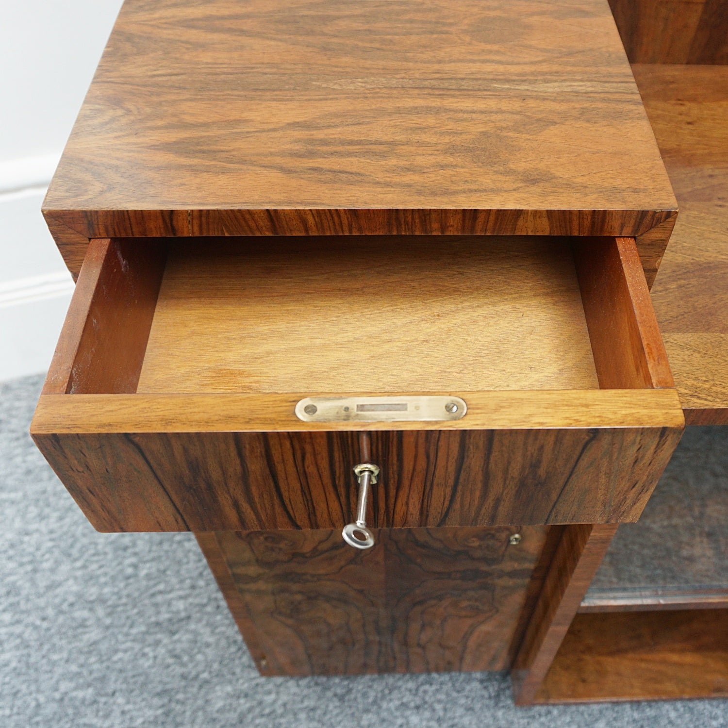 An ARt Deco Modernist Cabinet with sliding glass doors - Jeroen Markies Art Deco