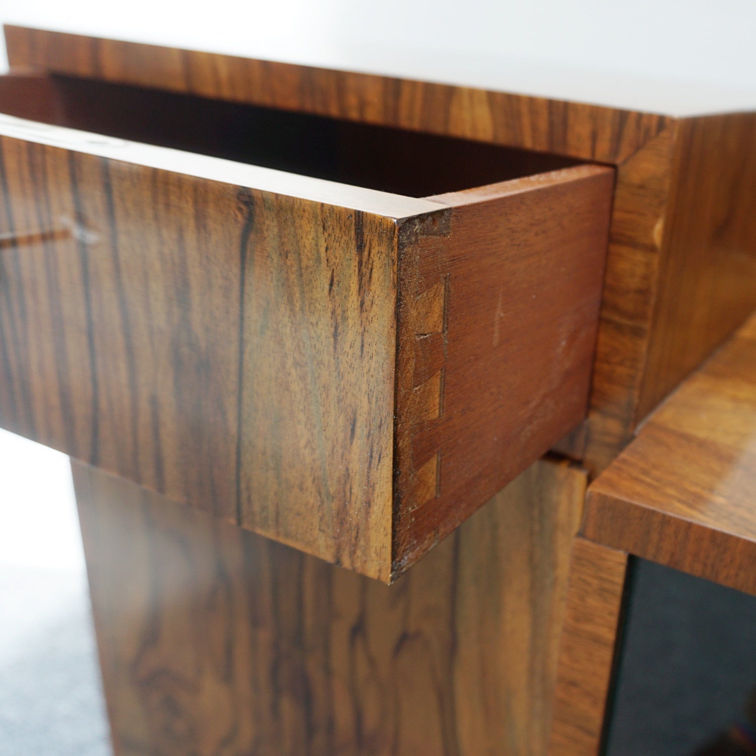 An ARt Deco Modernist Cabinet with sliding glass doors - Jeroen Markies Art Deco