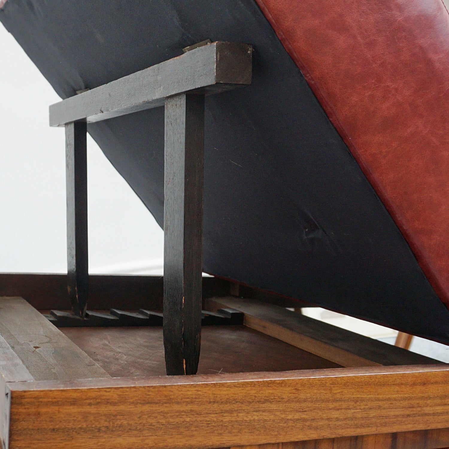 Original Art Deco Psychiatrists Couch With Red Leather Upholstery and Macassar Ebony - Jeroen Markies Art Deco