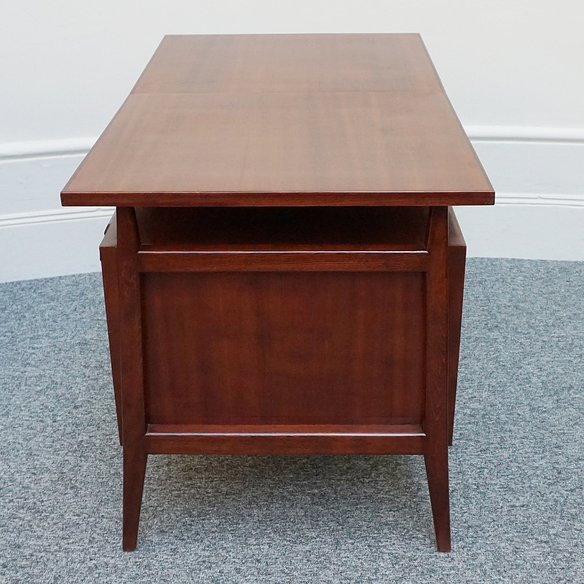 Mid-Century writing Desk Attributed to Gio Ponti. Mahogany and beech wood desk. Mid-Century Italian Design - Jeroen Markies Art Deco