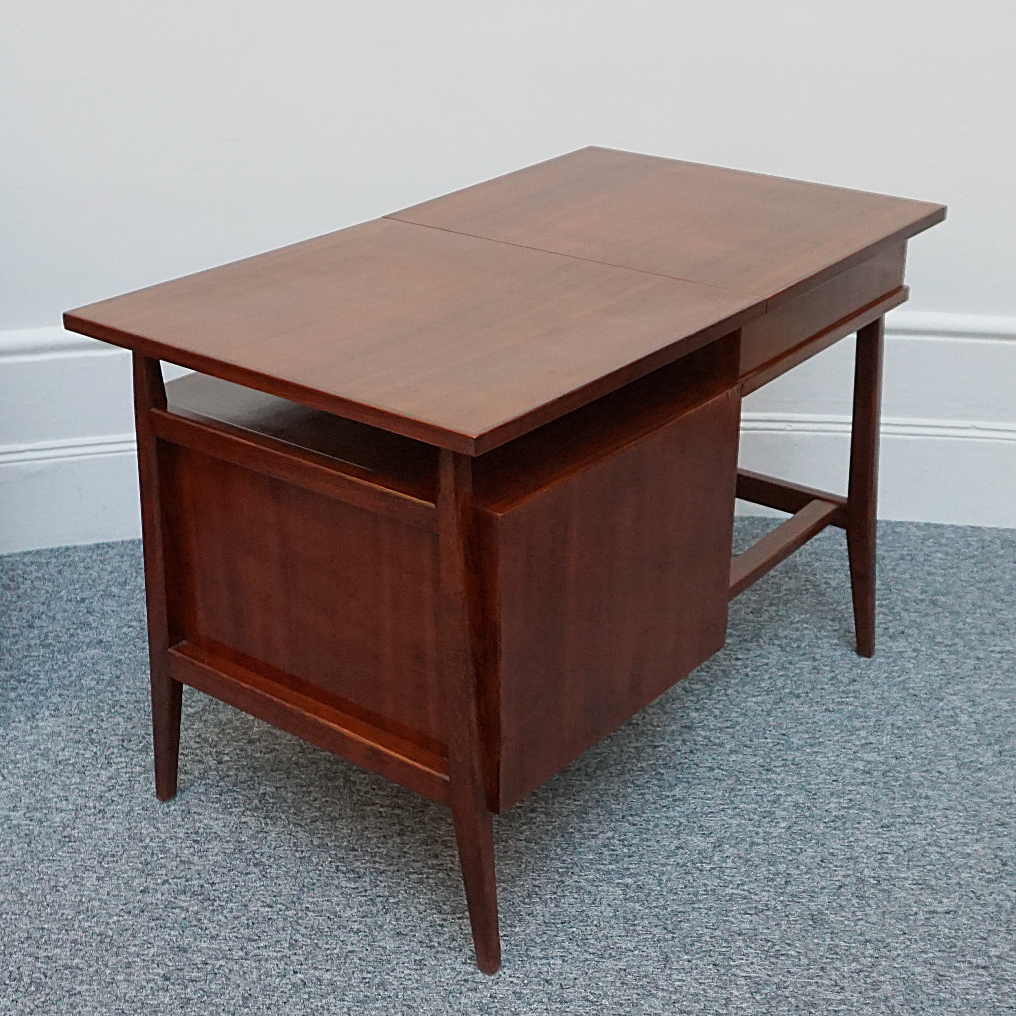 Mid-Century writing Desk Attributed to Gio Ponti. Mahogany and beech wood desk. Mid-Century Italian Design - Jeroen Markies Art Deco