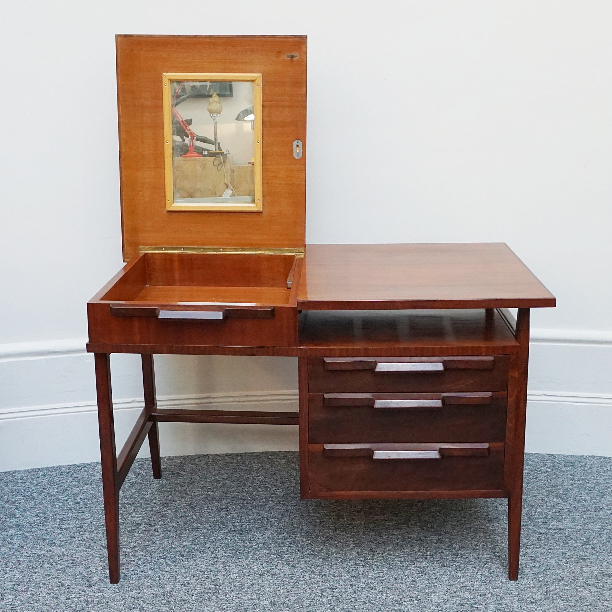 Mid-Century writing Desk Attributed to Gio Ponti. Mahogany and beech wood desk. Mid-Century Italian Design - Jeroen Markies Art Deco