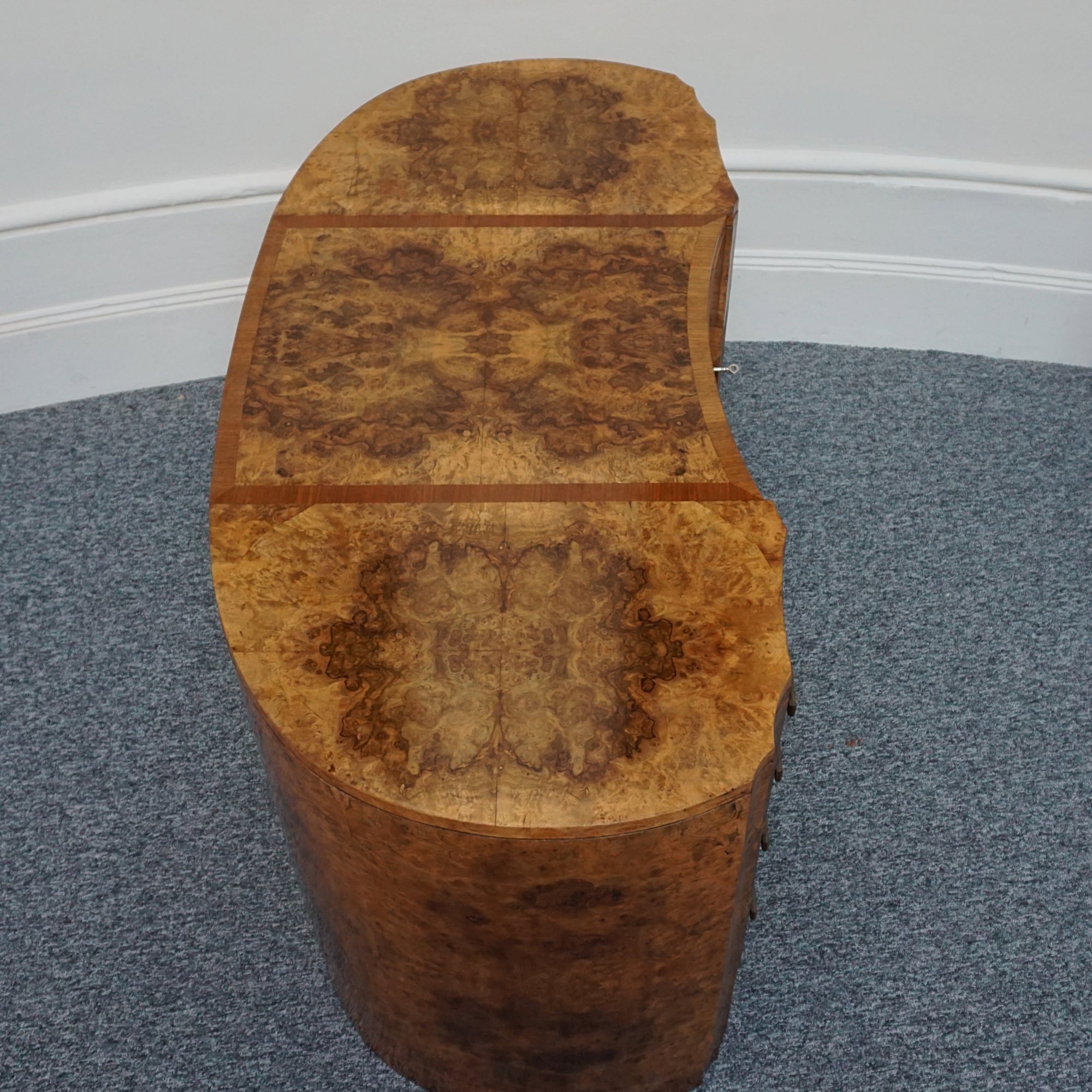 English Art Deco Desk. Curved Desk, Burr walnut, circa 1935 - Jeroen Markies Art Deco