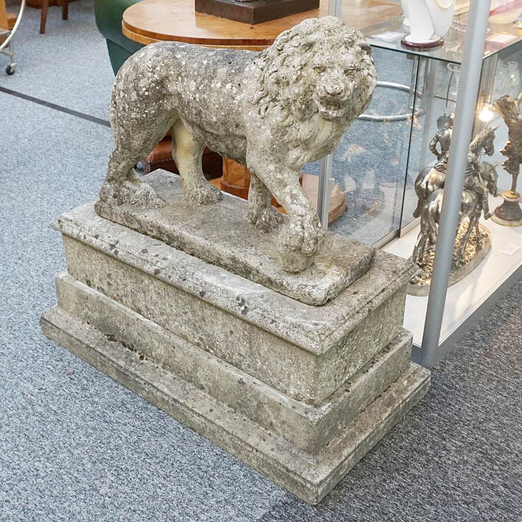 Pair of Medici Stone Lions. Garden Statues, Mid-Century Stone - Jeroen Markies Art Deco