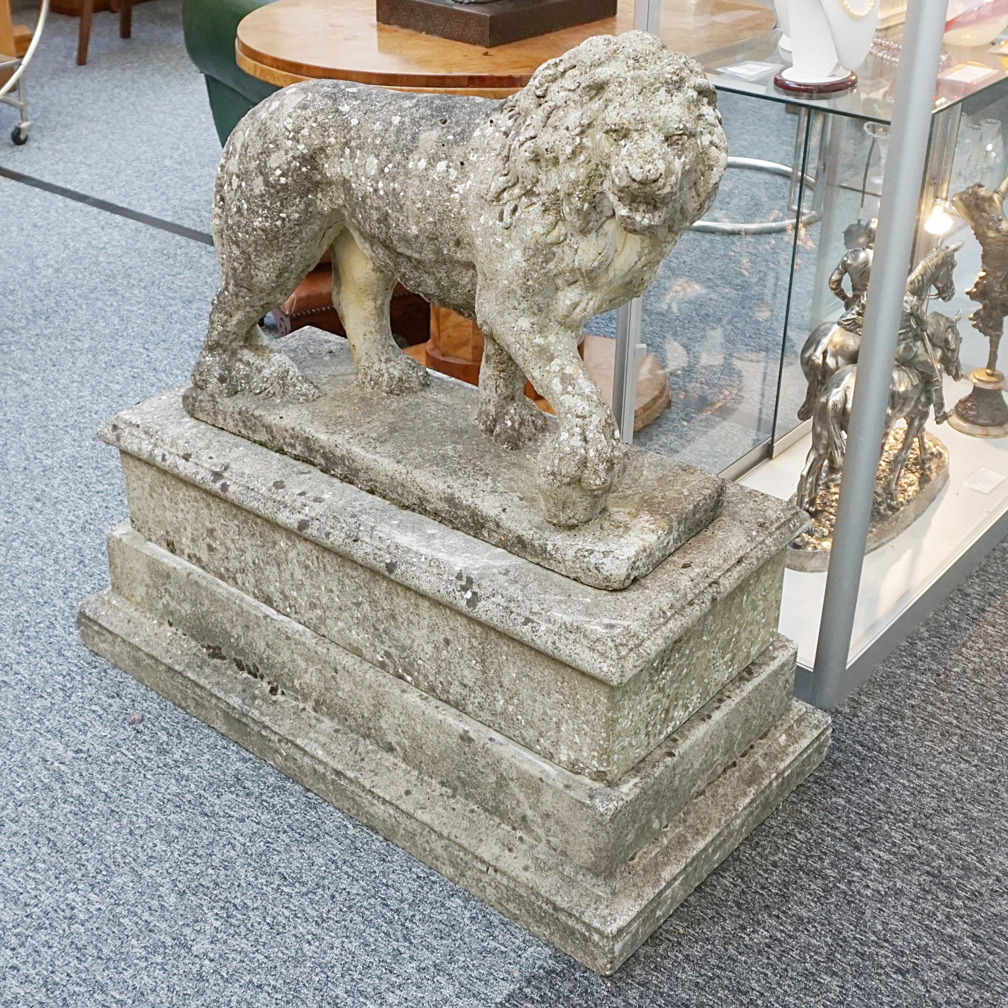 Pair of Medici Stone Lions. Garden Statues, Mid-Century Stone - Jeroen Markies Art Deco