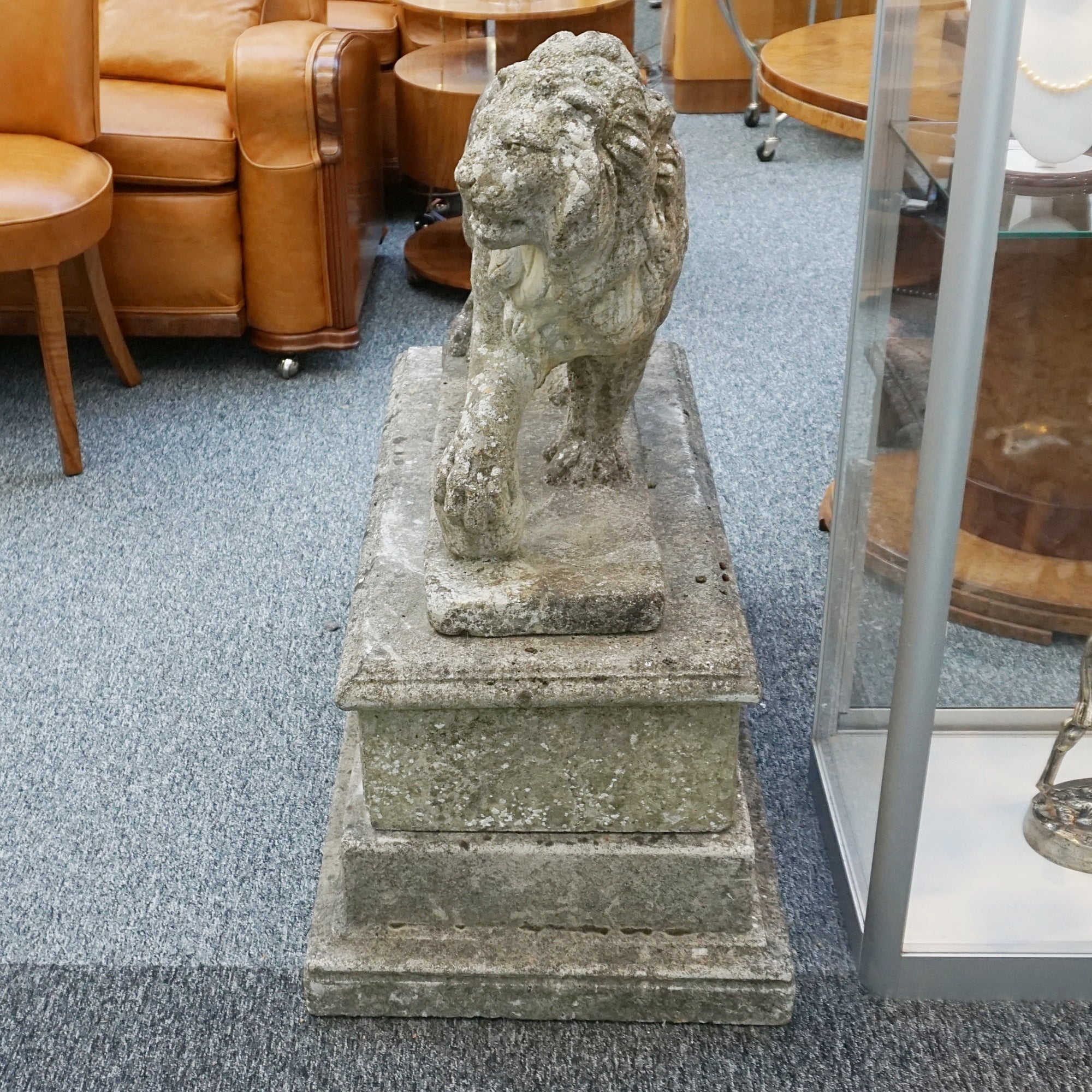 Pair of Medici Stone Lions. Garden Statues, Mid-Century Stone - Jeroen Markies Art Deco