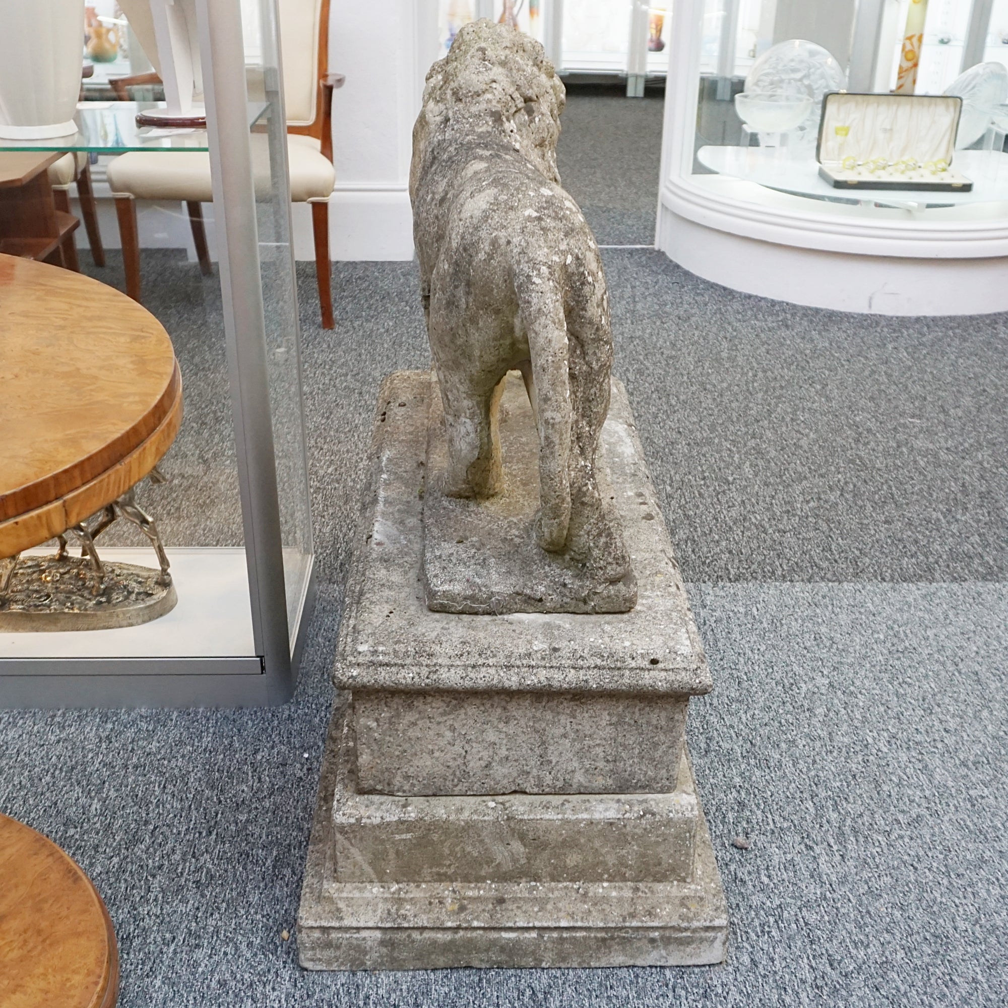 Pair of Medici Stone Lions. Garden Statues, Mid-Century Stone - Jeroen Markies Art Deco