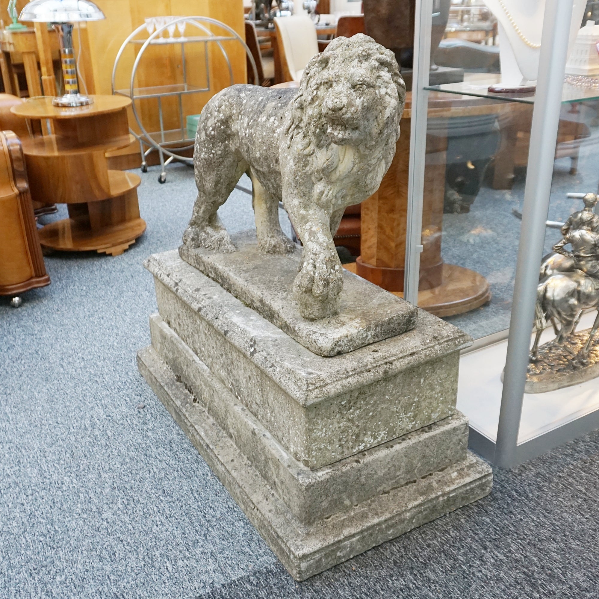 Pair of Medici Stone Lions. Garden Statues, Mid-Century Stone - Jeroen Markies Art Deco