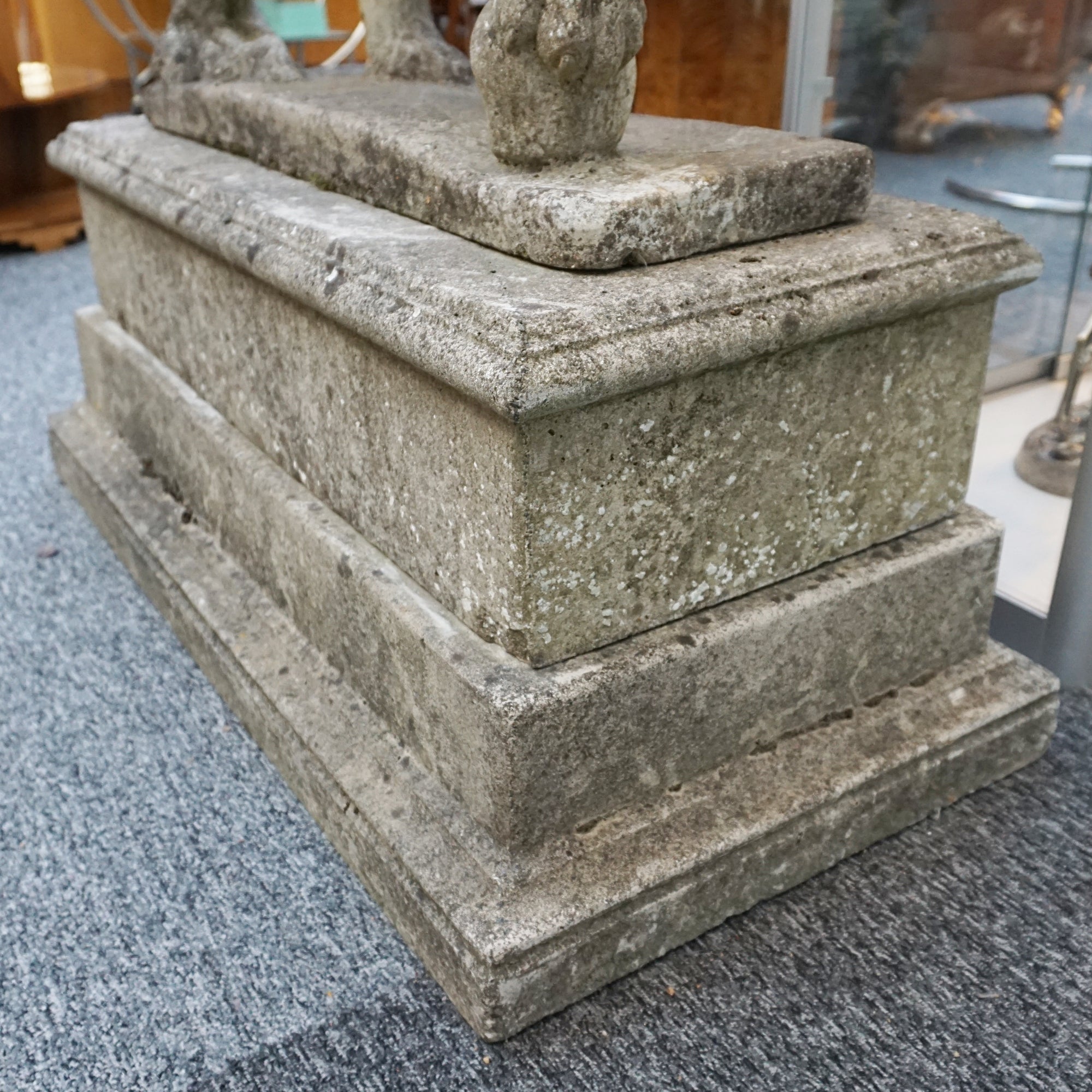 Pair of Medici Stone Lions. Garden Statues, Mid-Century Stone - Jeroen Markies Art Deco