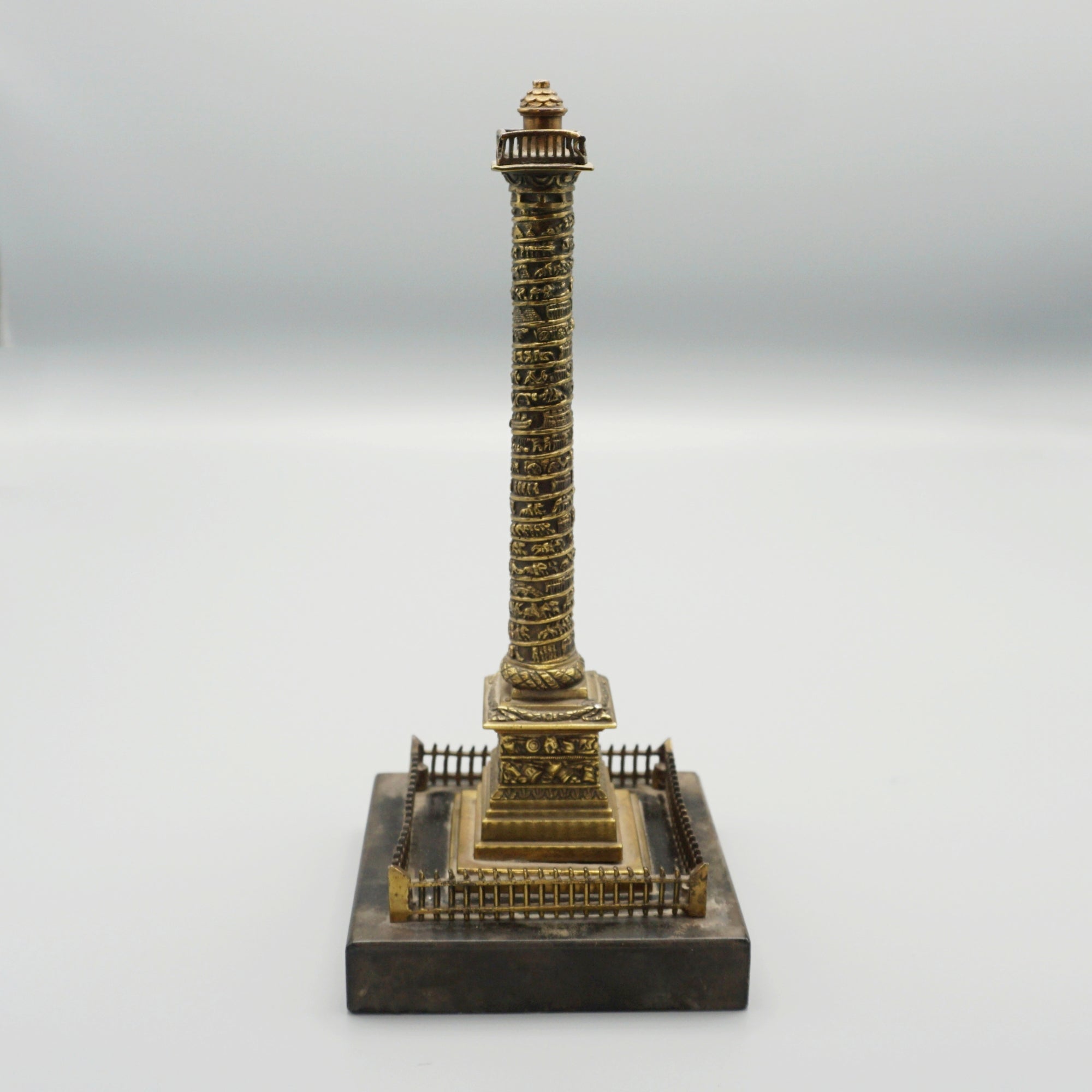 Grand Tour Model of the Colonne Vendome in Paris. Solid bronze over marble base - Jeroen Markies Art Deco