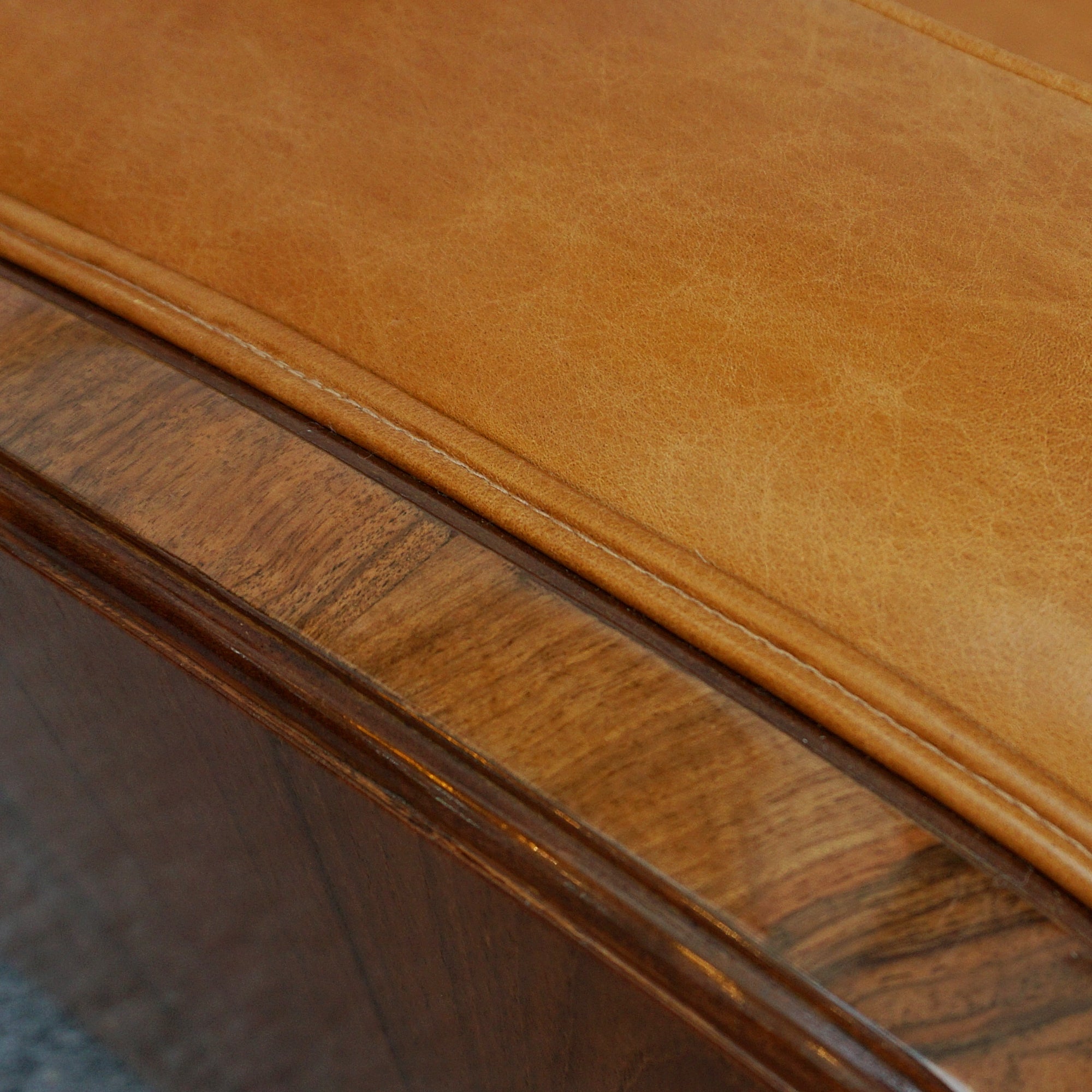 A pair of Art Deco club armchairs. Brown leather upholstery with walnut show wood. - Jeroen Markies Art Deco