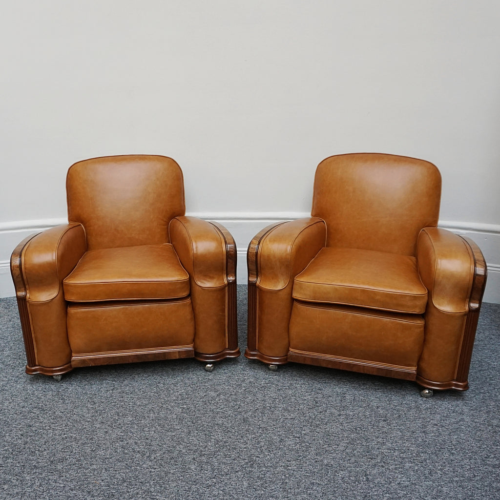 A pair of Art Deco club armchairs. Brown leather upholstery with walnut show wood. - Jeroen Markies Art Deco
