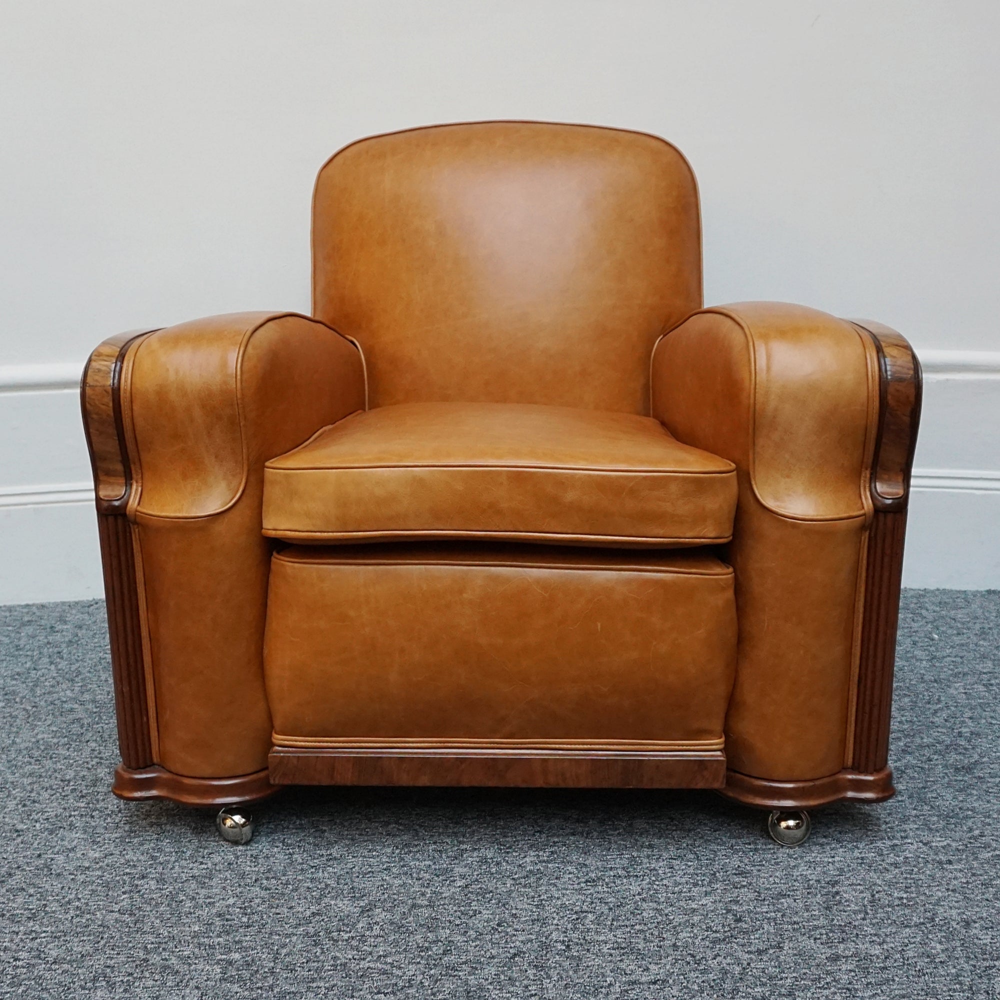 A pair of Art Deco club armchairs. Brown leather upholstery with walnut show wood. - Jeroen Markies Art Deco