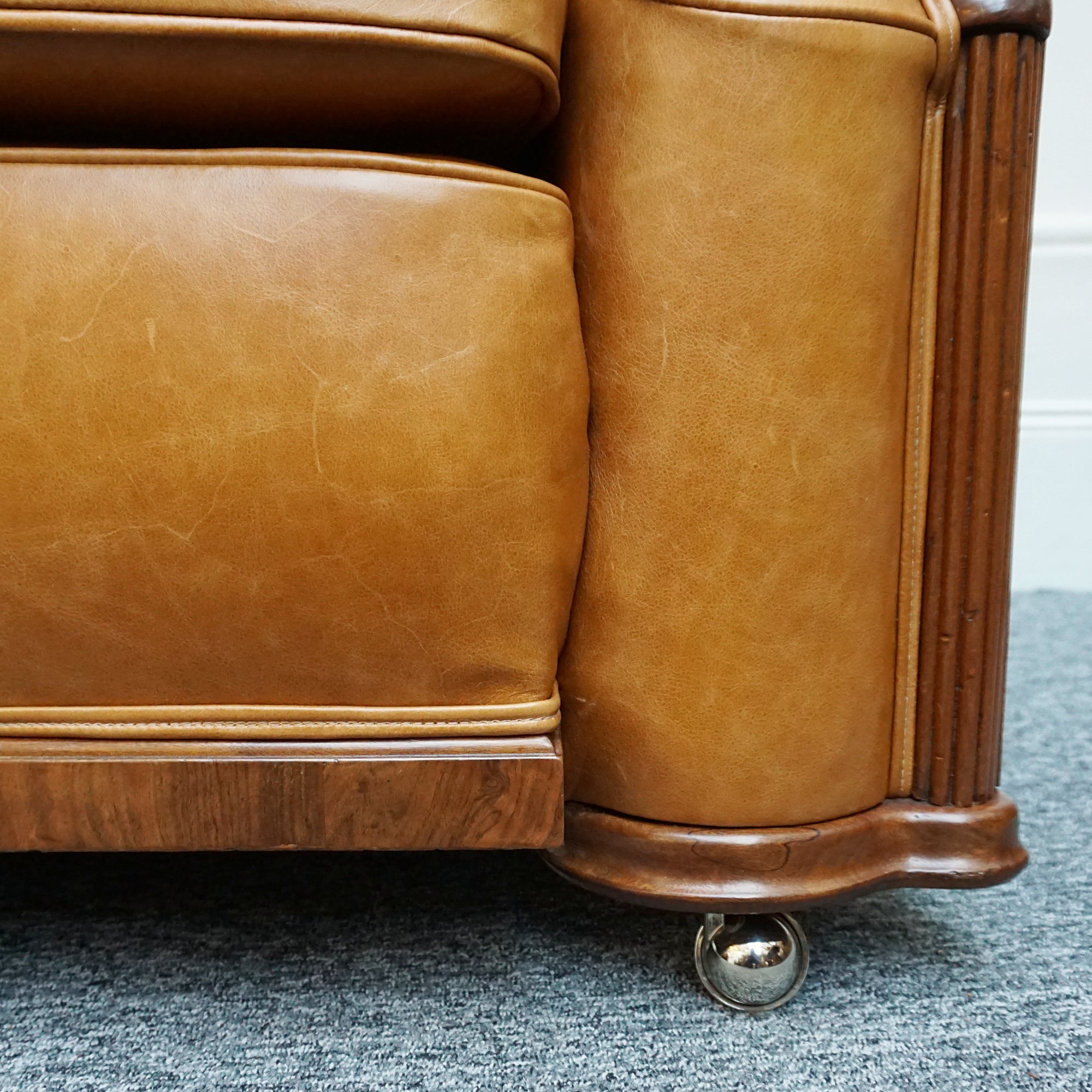 A pair of Art Deco club armchairs. Brown leather upholstery with walnut show wood. - Jeroen Markies Art Deco