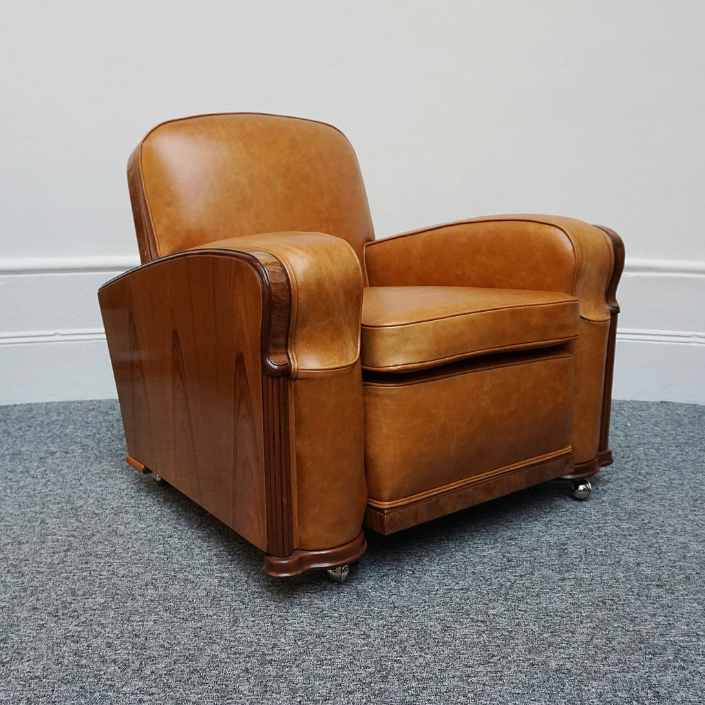 A pair of Art Deco club armchairs. Brown leather upholstery with walnut show wood. - Jeroen Markies Art Deco