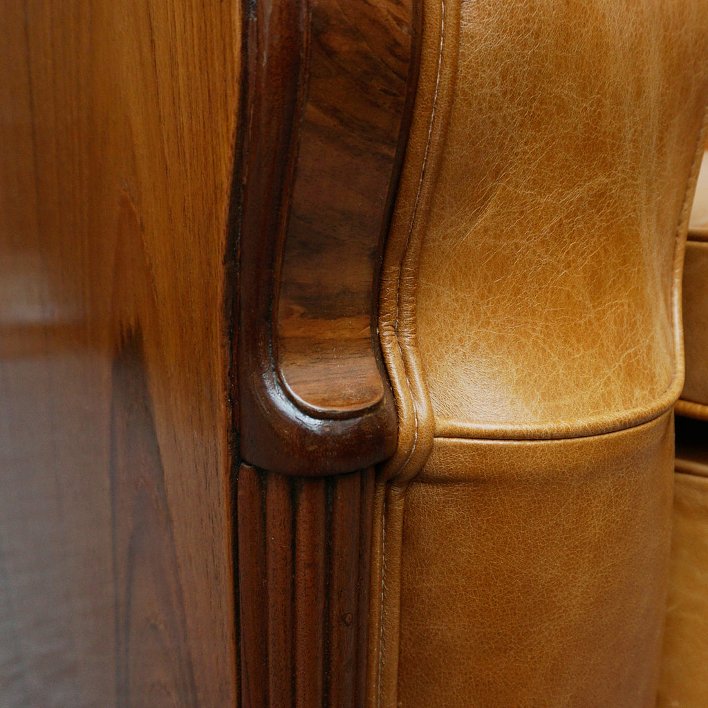 A pair of Art Deco club armchairs. Brown leather upholstery with walnut show wood. - Jeroen Markies Art Deco