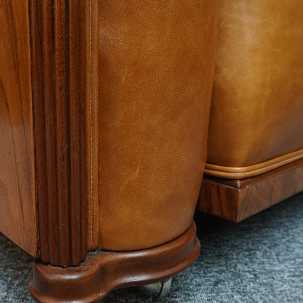 A pair of Art Deco club armchairs. Brown leather upholstery with walnut show wood. - Jeroen Markies Art Deco