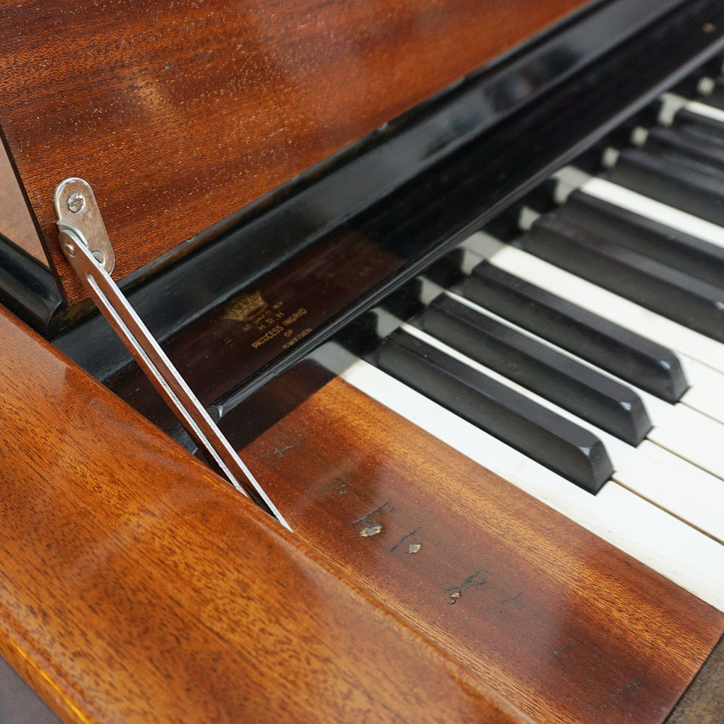 Flame Mahogany wooden mini upright piano by Eavestaff. Art Deco pianette - Jeroen Markies Art Deco