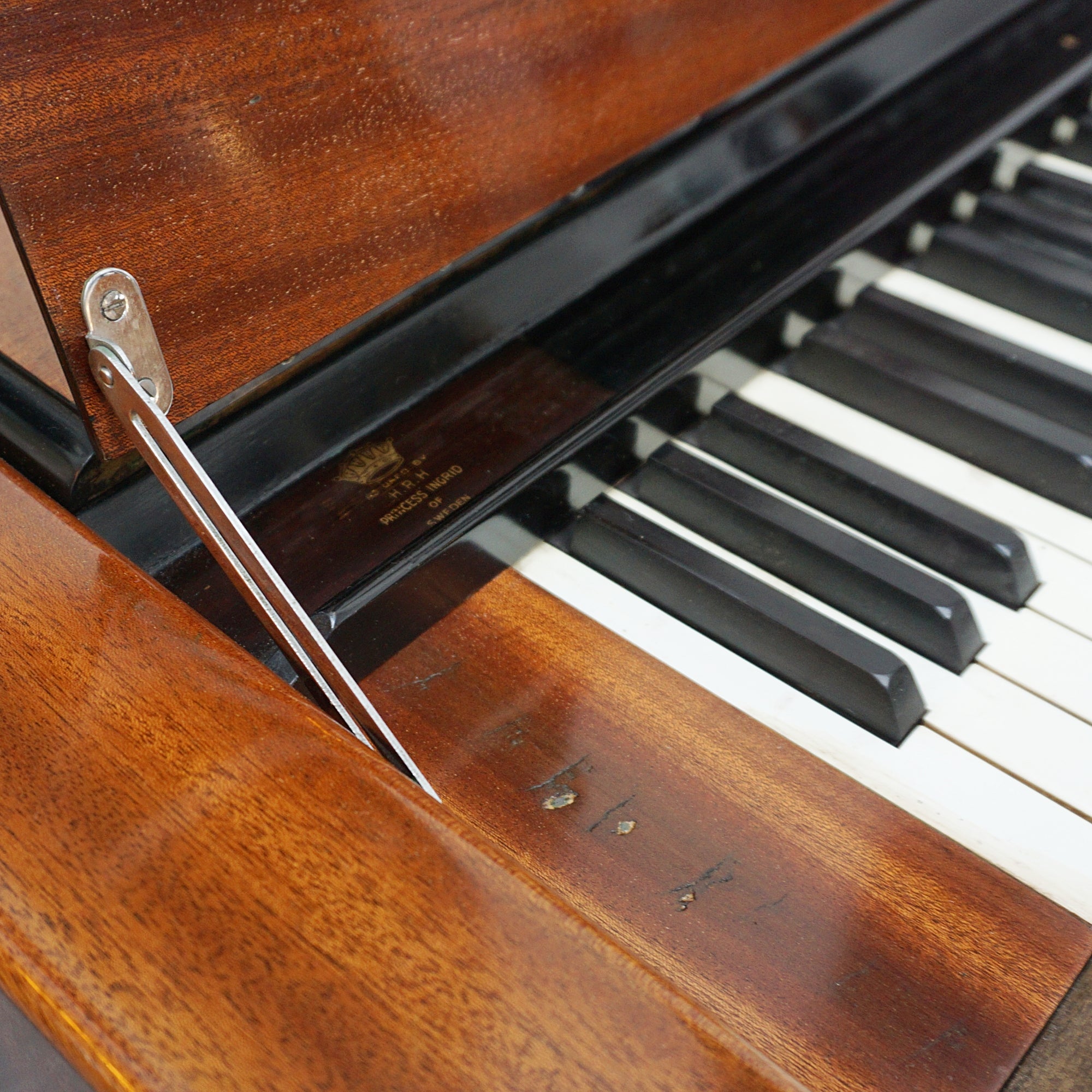 Flame Mahogany wooden mini upright piano by Eavestaff. Art Deco pianette - Jeroen Markies Art Deco