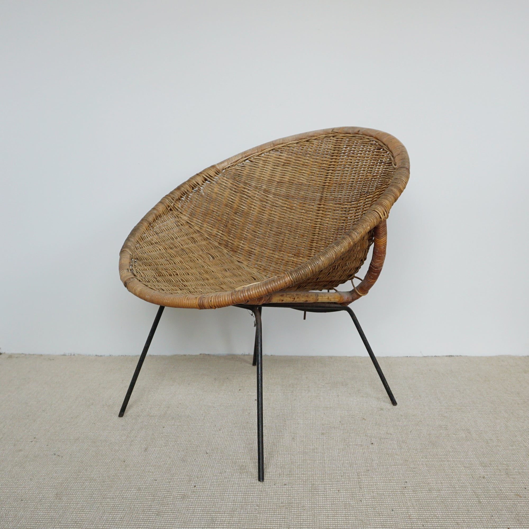 Picasso's Wicker Armchair from Galarie Madoura. Artists Chair, Mid Century Furniture. 1960's Paris - Jeroen Markies Art Deco