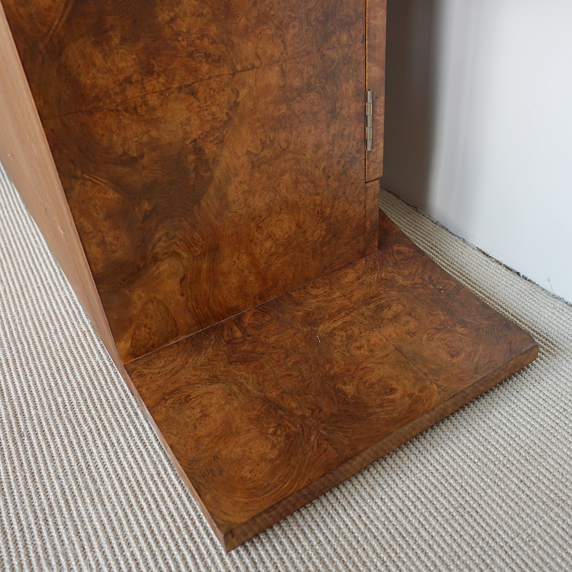 Burr Walnut Console Table by Hille. 1930's English furniture- Jeroen Markies Art Deco